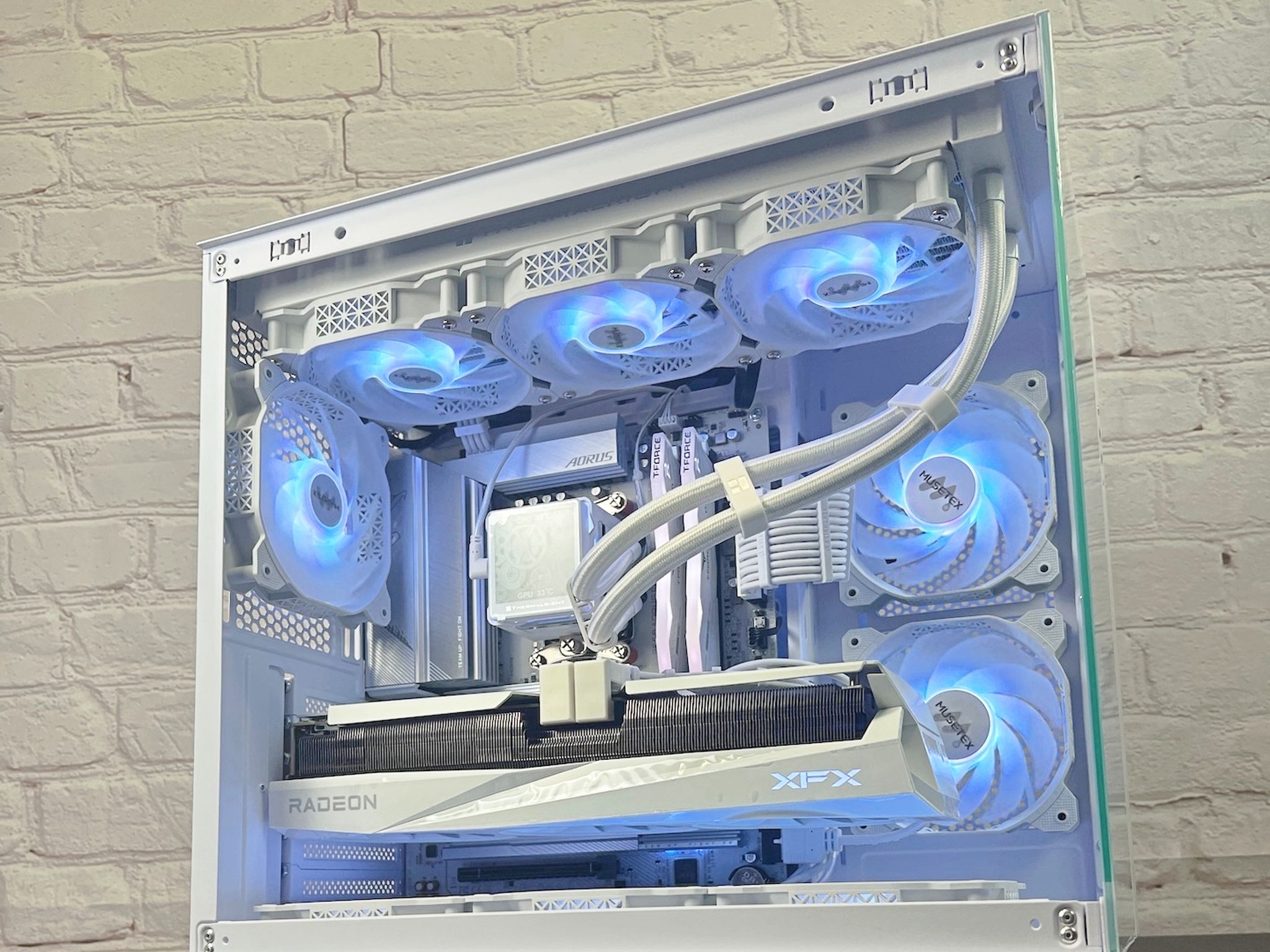 Ryzen 9800X3D RX 9070 XT 32GB DDR5 2TB M.2 WIFI 6E Win 11 Pro