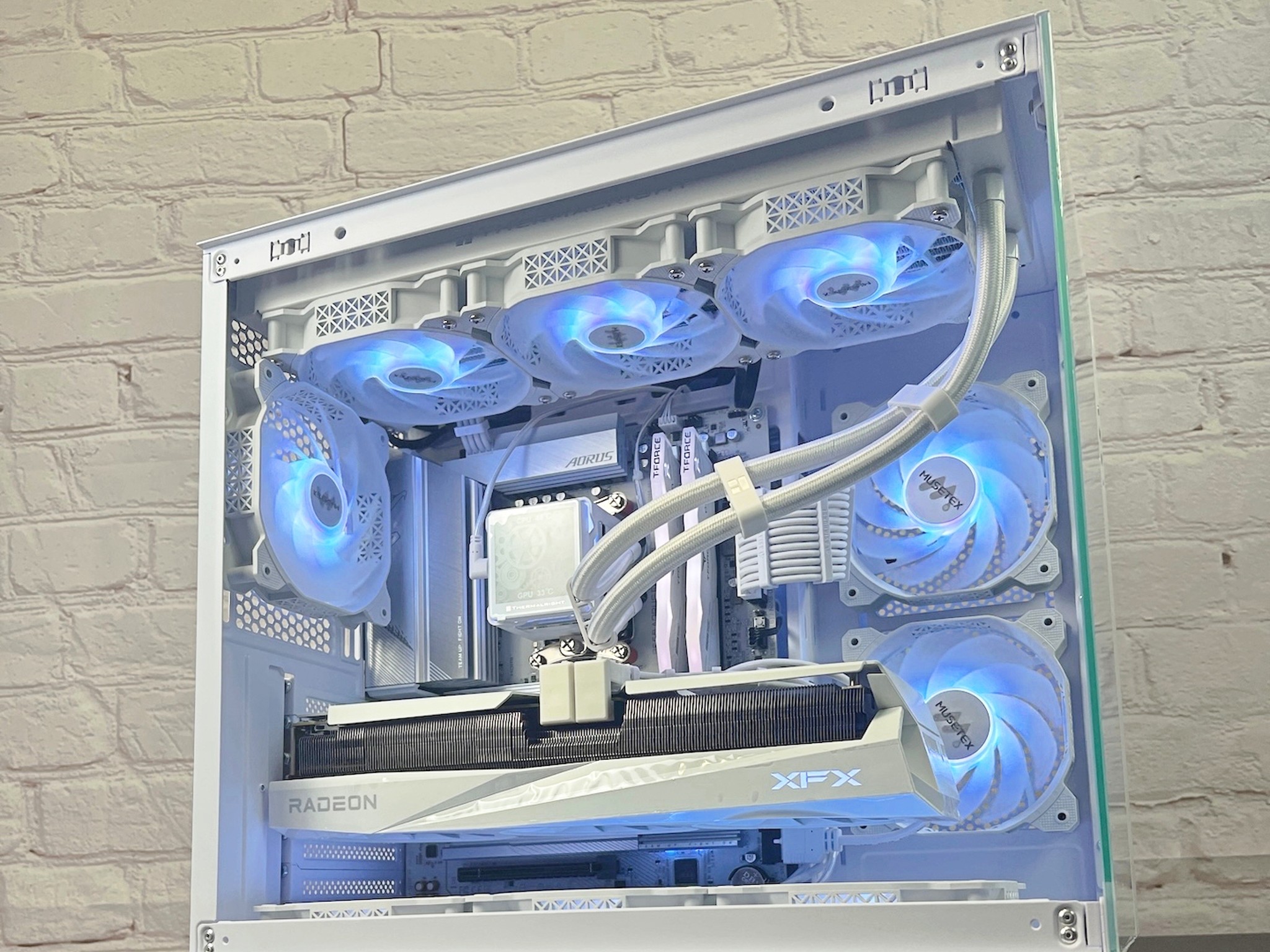 Ryzen 9800X3D RX 9070 XT 32GB DDR5 2TB M.2 WIFI 6E Win 11 Pro