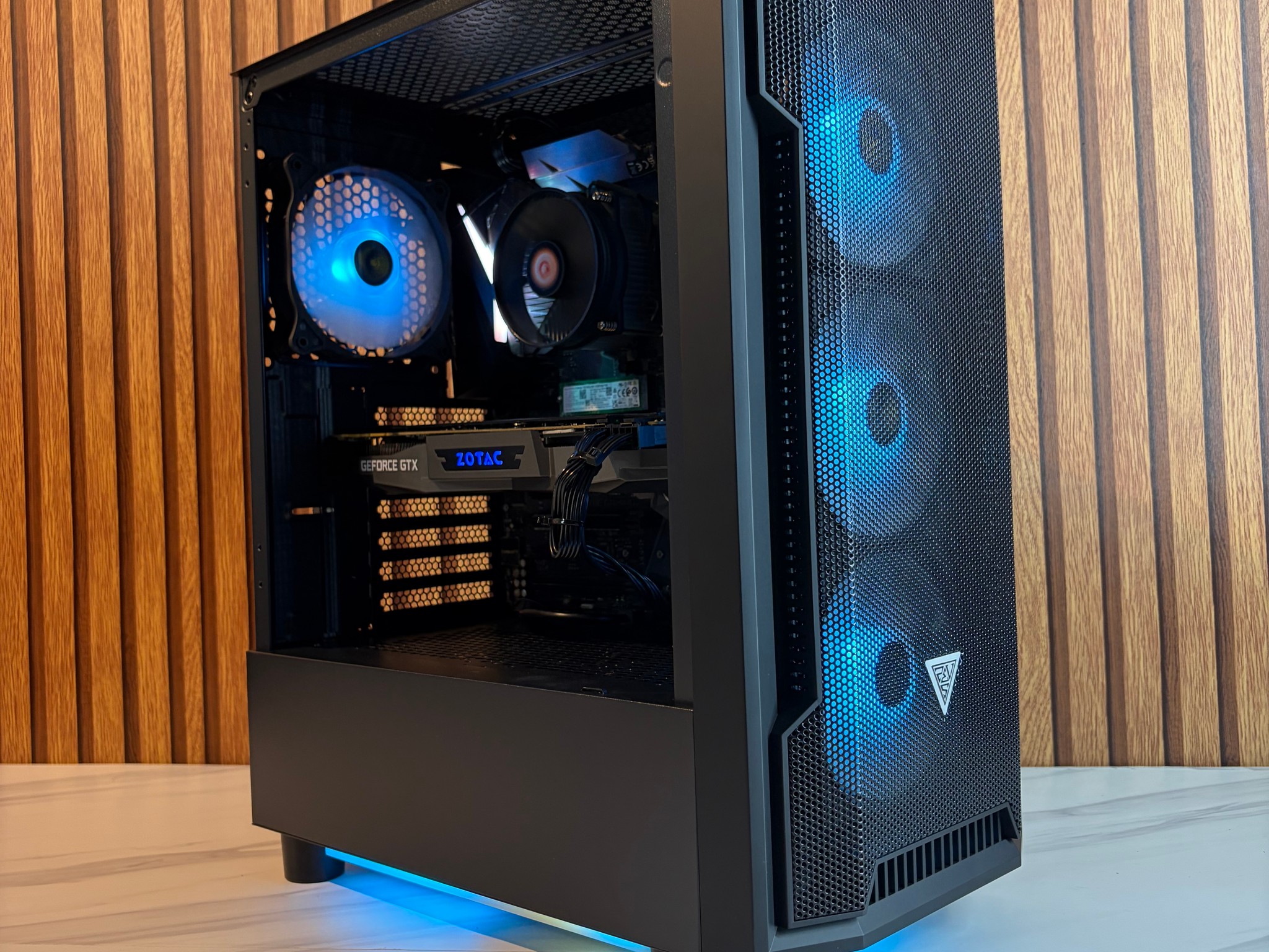 GTX 1080TI 11GB | I7 7700 | 16GB DDR4 | 550W | 256GB NVME