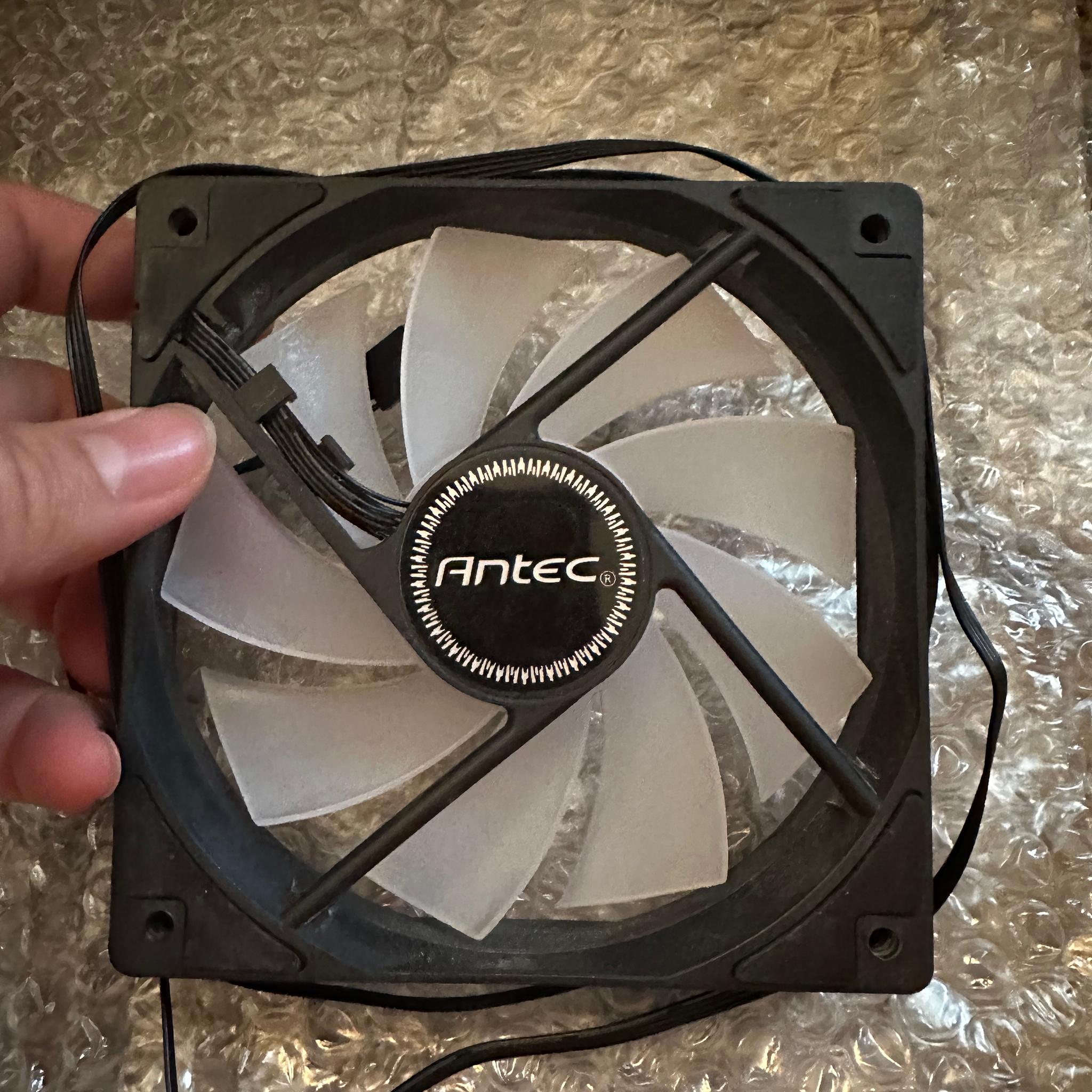 3xAntec Fans, P12 12v RGB