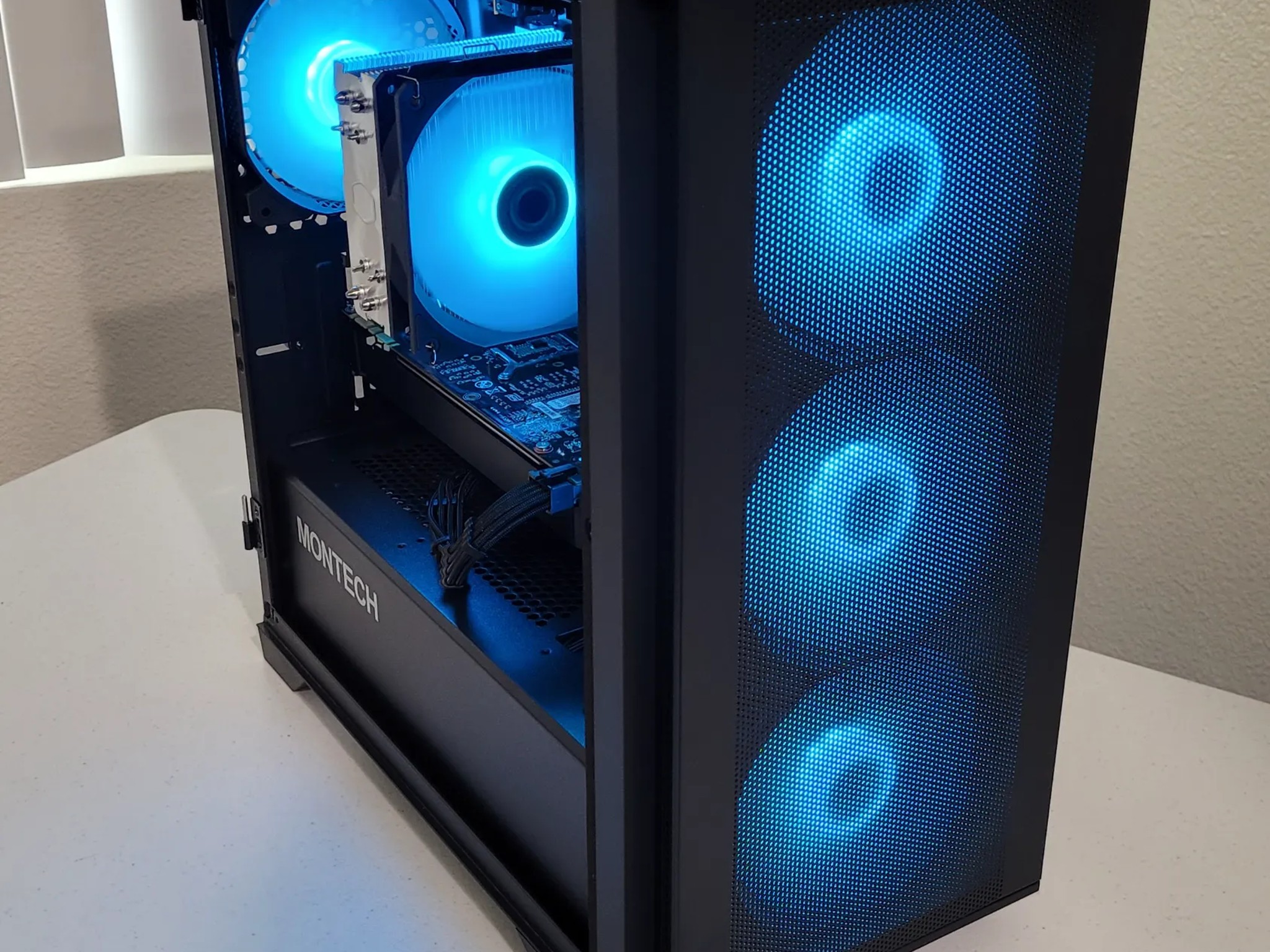 Black Gaming PC (Ryzen 5 2600X + GTX 1070 Ti + 1TB SSD + 16GB RAM + Wifi)