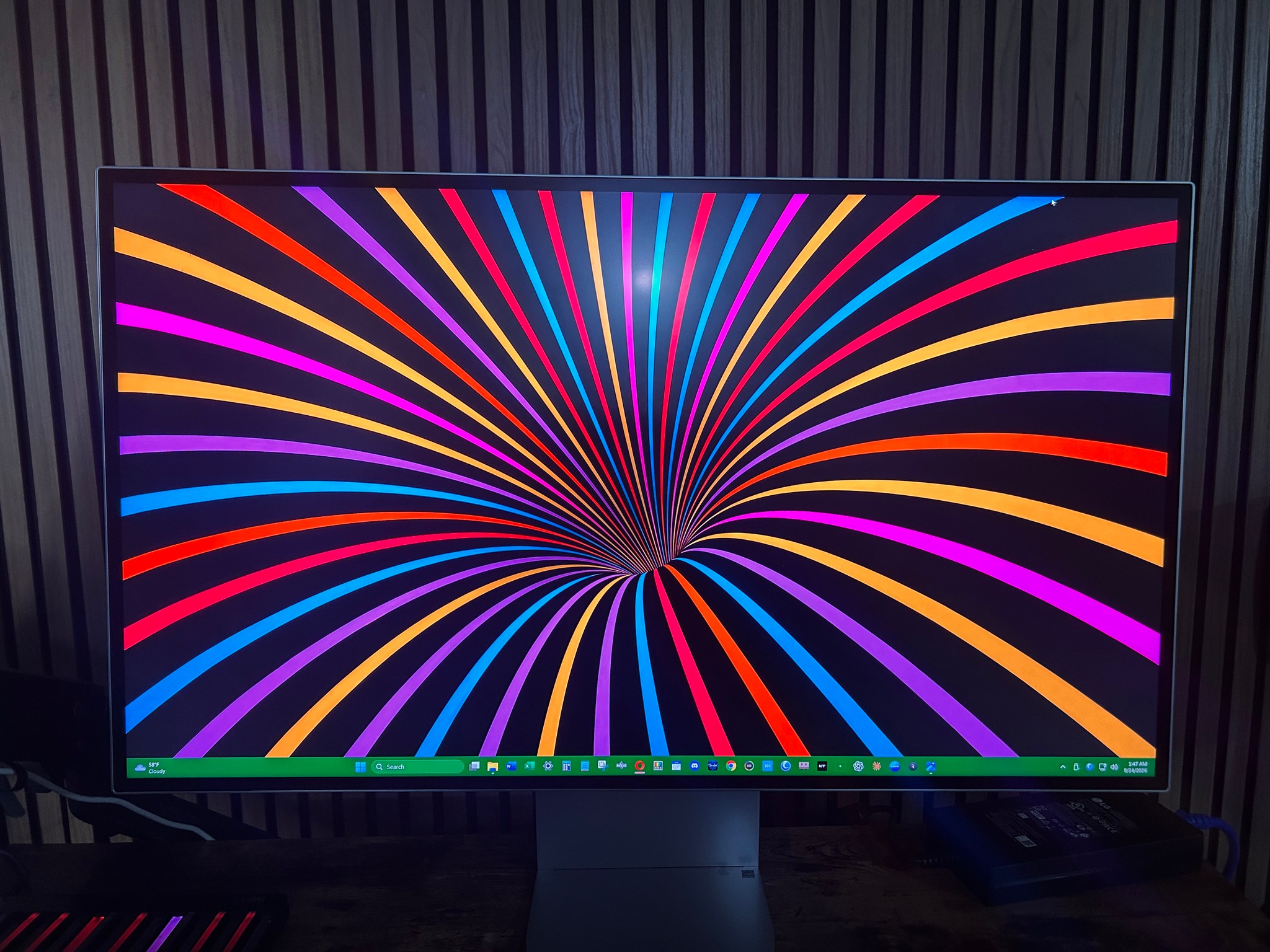 LG UltraFine evo 32" Worlds First TB5-6K(6144x3456) NANO-IPS-Black Thunderbolt-5 Monitor (32U990A-S)