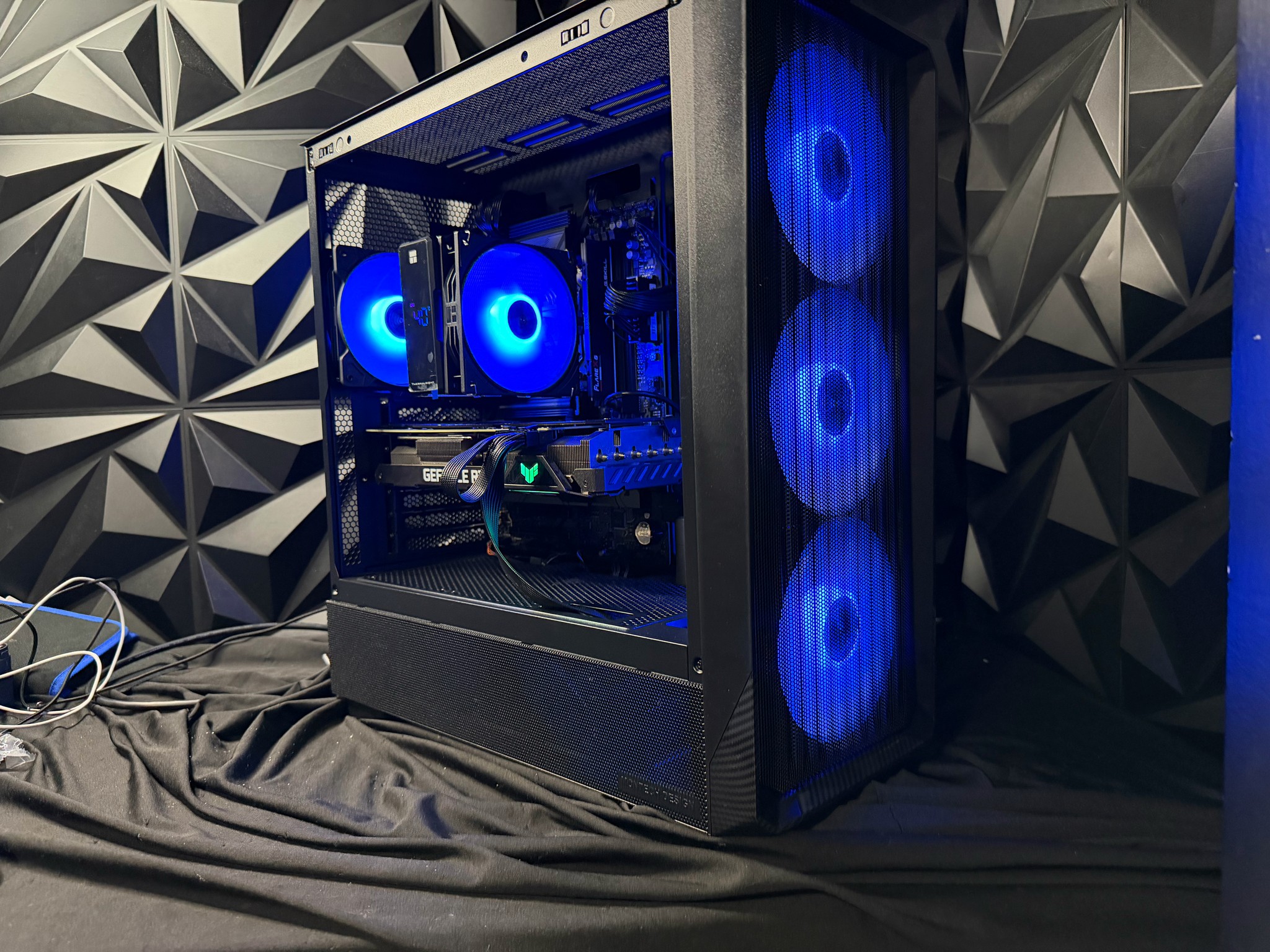 🖤🔥 BLACK CARBON 🔥🖤 Ryzen 5 7600X| RTX 3070Ti| 1 TB NVMe| 16 GB DDR5| 650W PSU