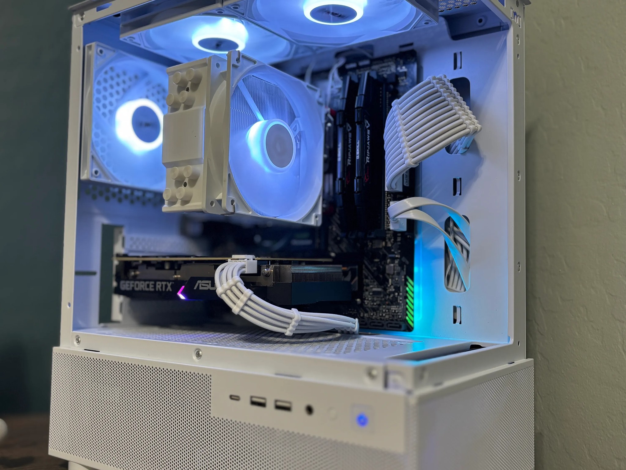 White Custom RTX Gaming PC