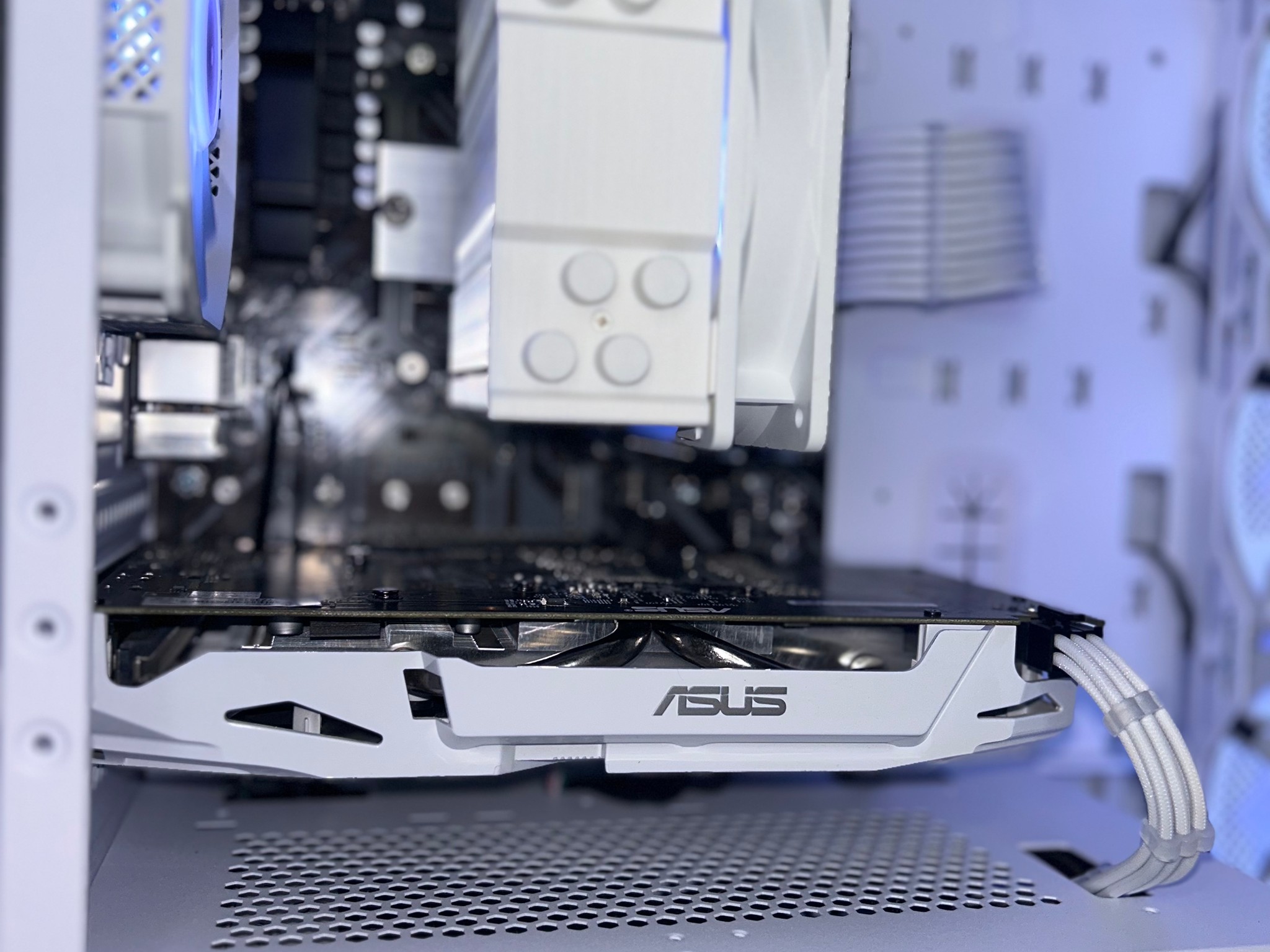 All White Budget Gaming PC | GTX 1060 + Ryzen 5 2600 