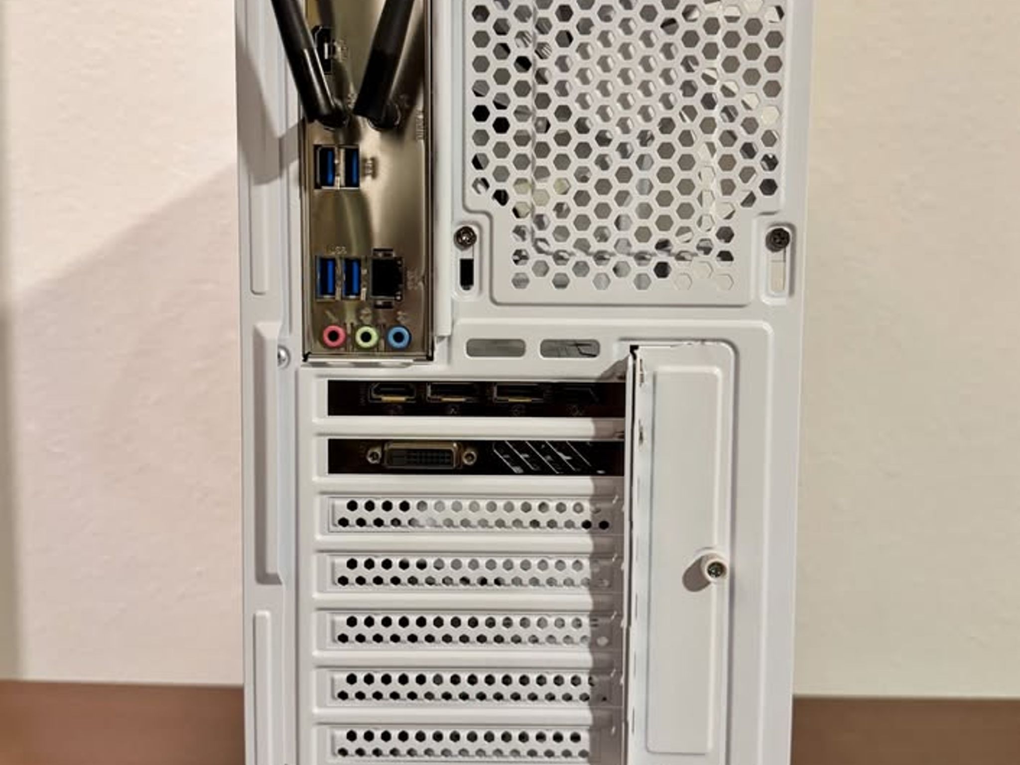 ❄️🎮 White RGB Gaming PC – Ryzen 5 5500 | GTX 1070 8GB | 16GB RAM | WIFI