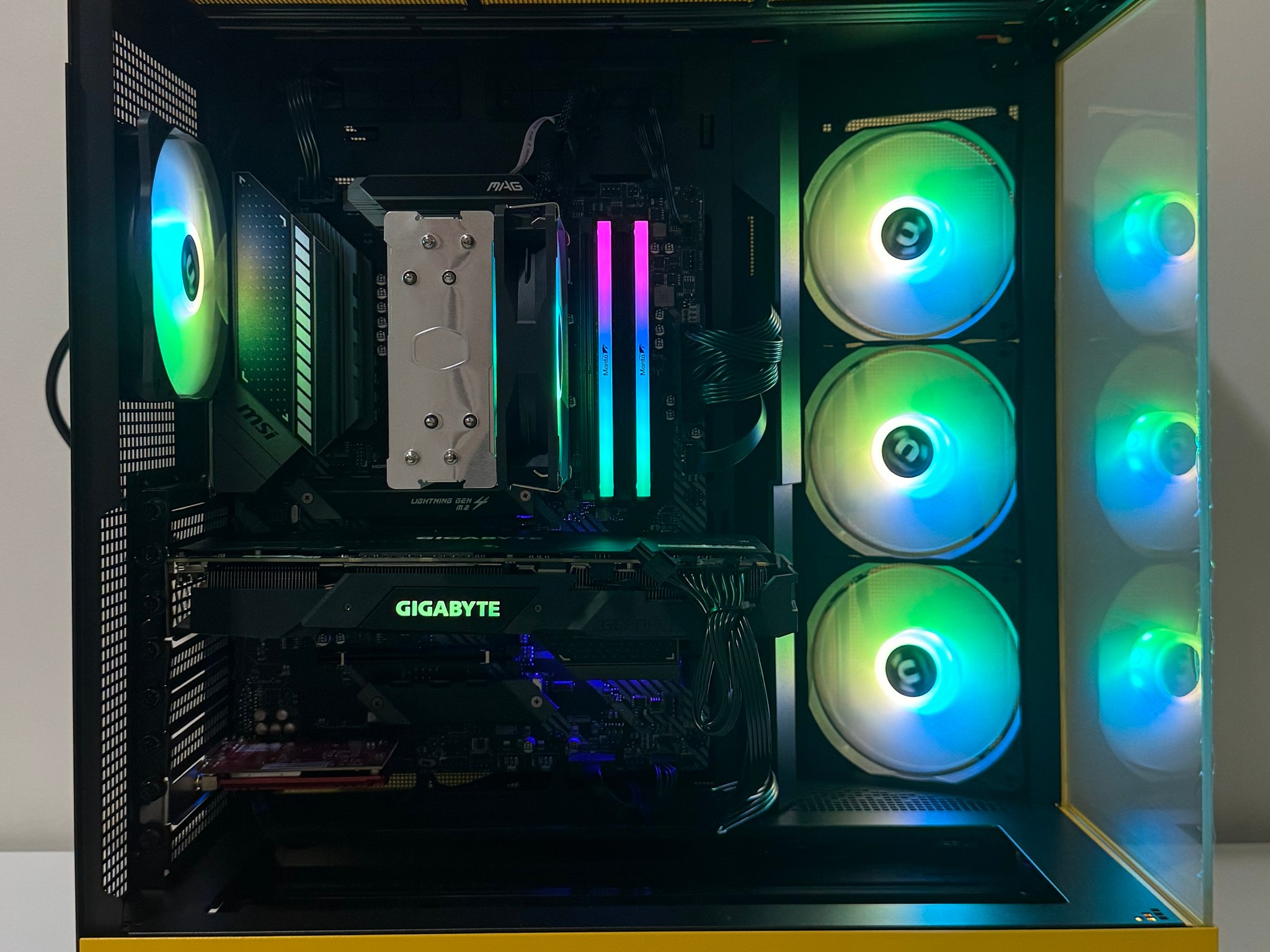 BUMBLEBEE Ryzen 5 32GB RAM 1TB SSD GeForce RTX 2070 MSI MAG B550 Tomahawk Thermaltake View 380 XL