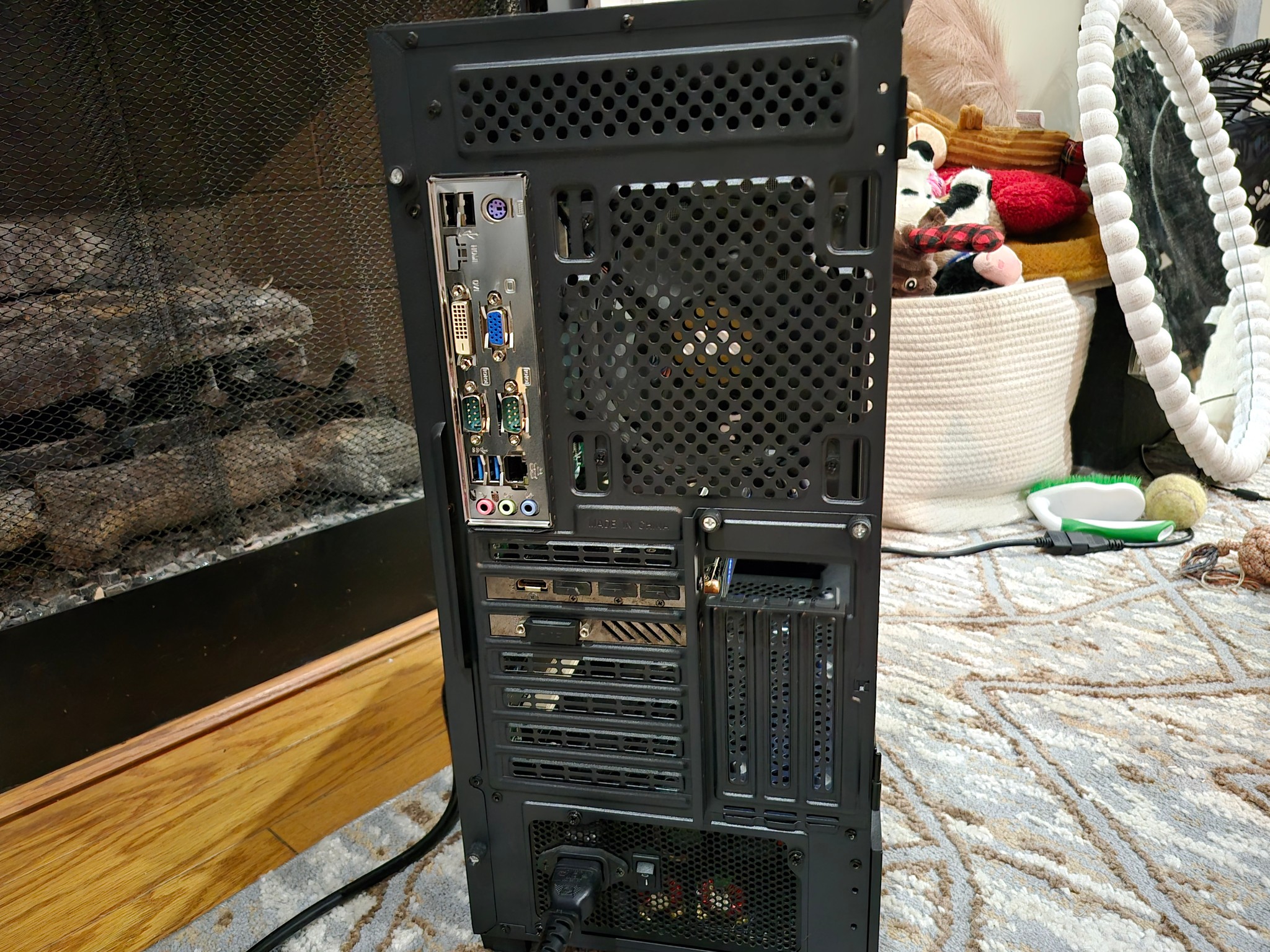 Budget Minimalist | 80 FPS Fortnite| i5-4590, 16GB RAM, 300GB SSD, AMD R9 390 8GB, Win10