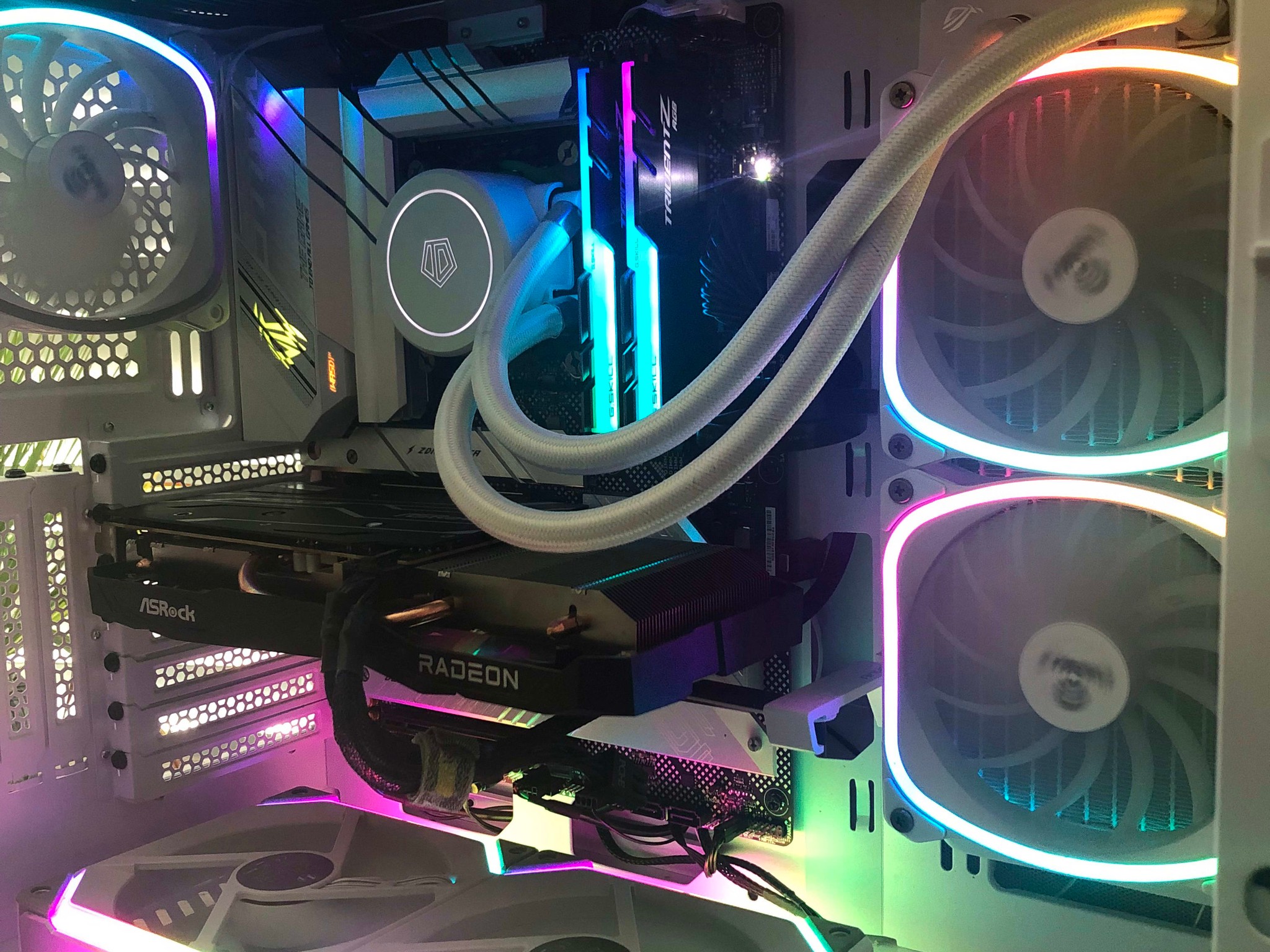 Gaming PC w/ AMD RX 6600 | Intel Core i7 12700K (White Build) Great Condition