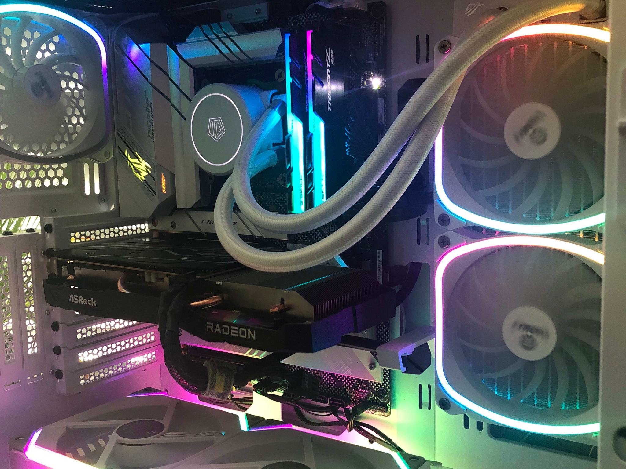 Gaming PC w/ AMD RX 6600 | Intel Core i7 12700K (White Build) Great Condition