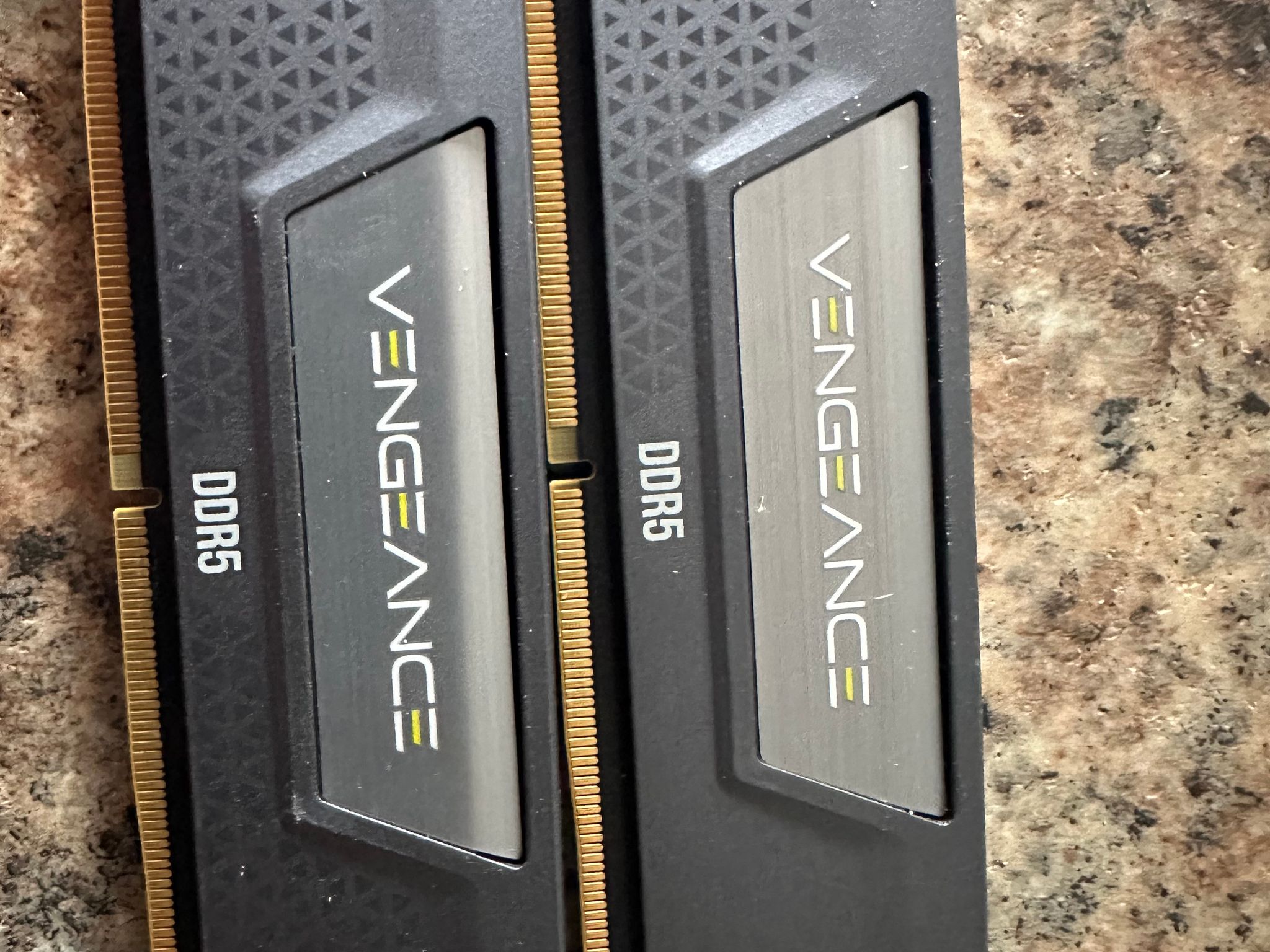 Corsair 32GB (2x16GB) VENGEANCE® DDR5 DRAM 6000MT/S CL30 - CMK32GX5M2B6000Z30