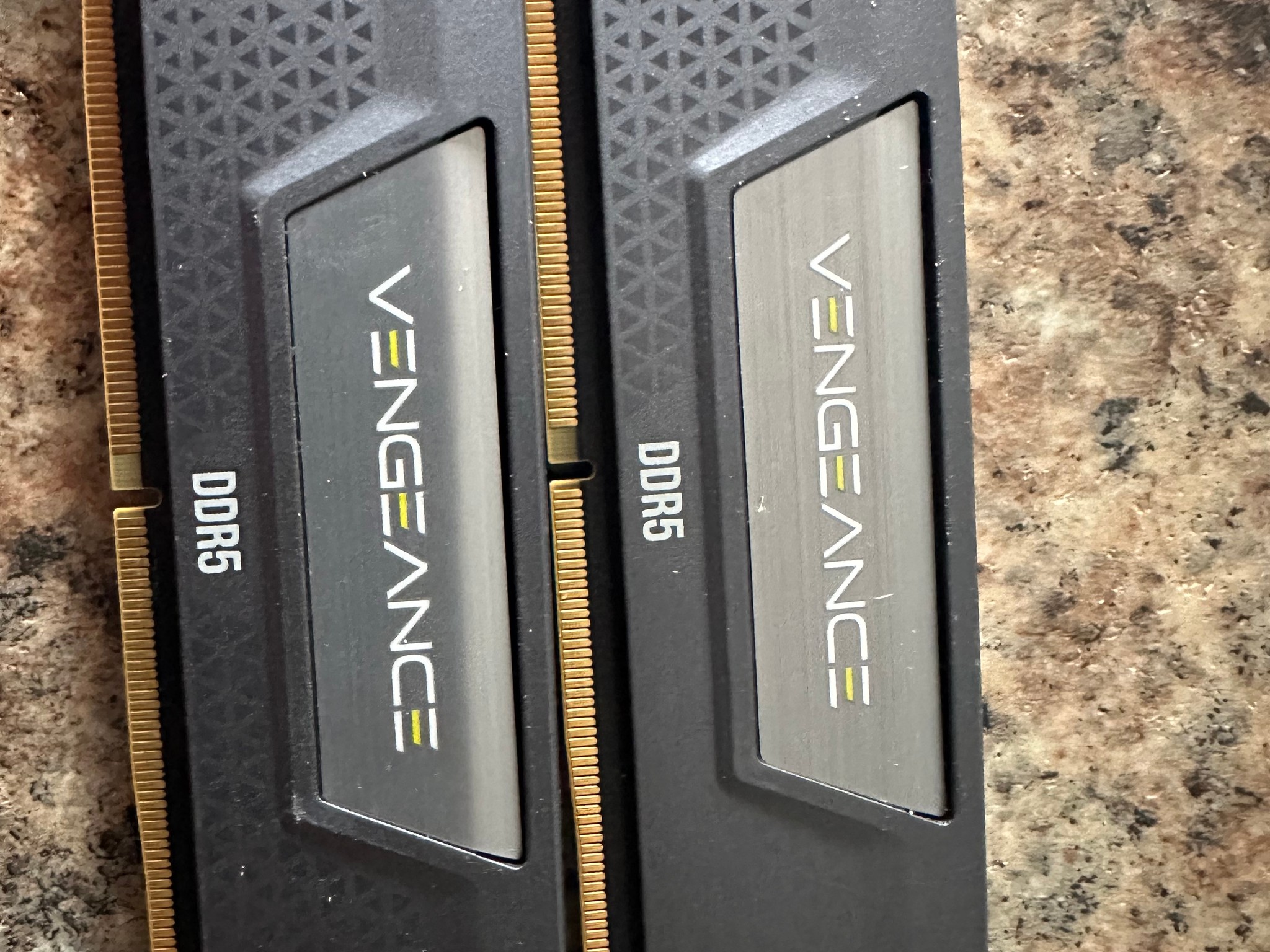 Corsair 32GB (2x16GB) VENGEANCE® DDR5 DRAM 6000MT/S CL30 - CMK32GX5M2B6000Z30