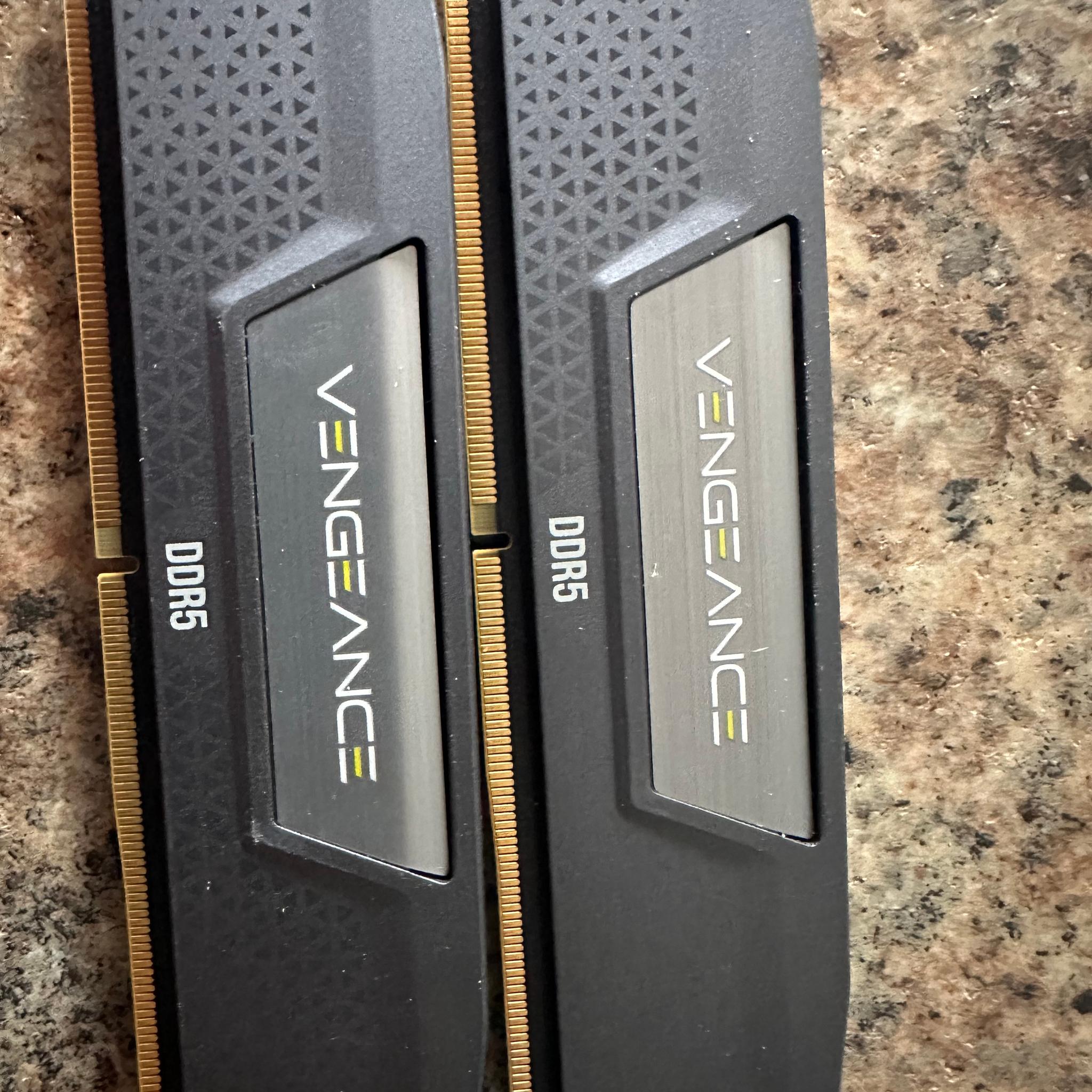 Corsair 32GB (2x16GB) VENGEANCE® DDR5 DRAM 6000MT/S CL30 - CMK32GX5M2B6000Z30