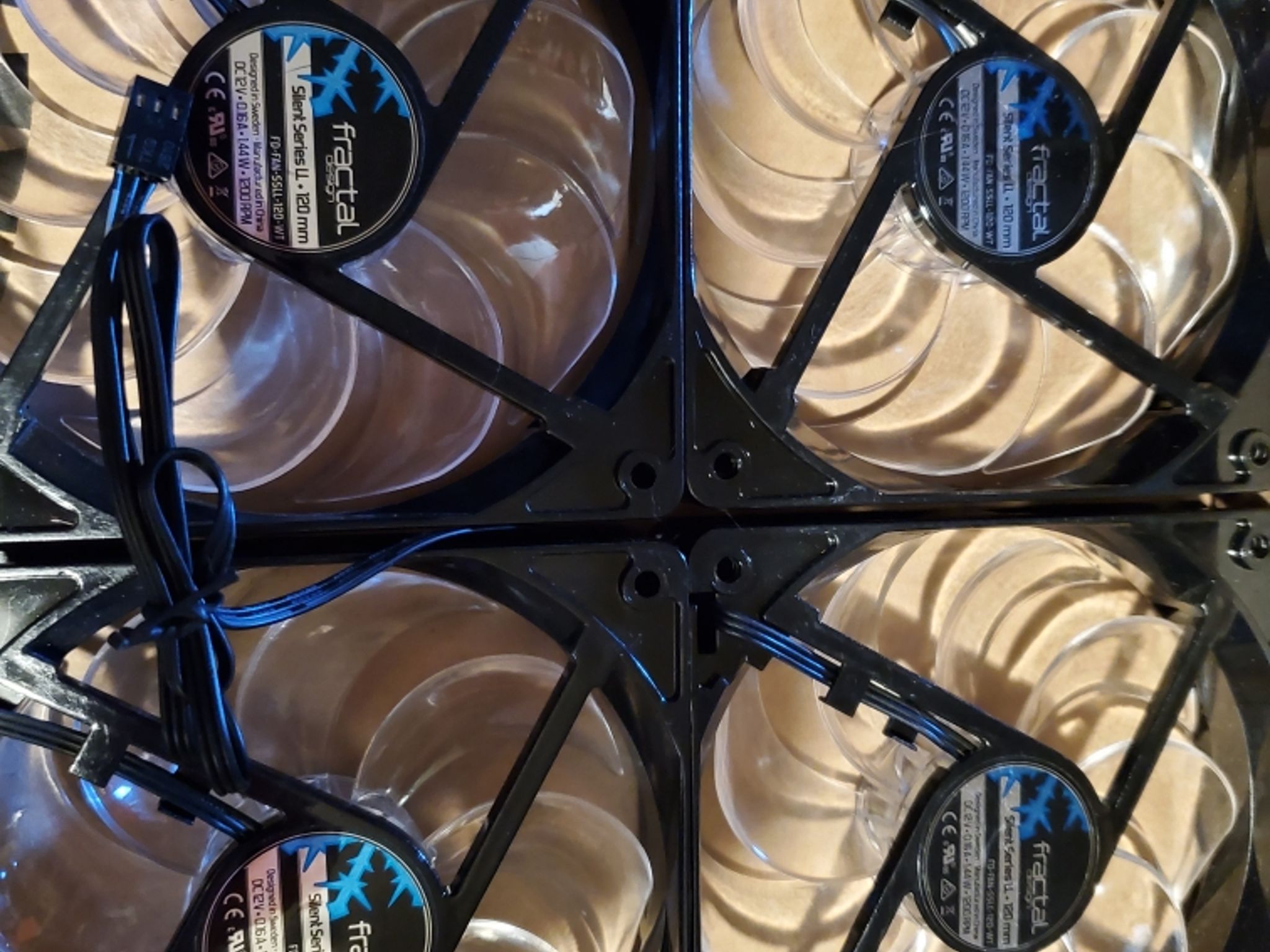Bundle of (4) 120mm fans by fractal designs, has white LED lights