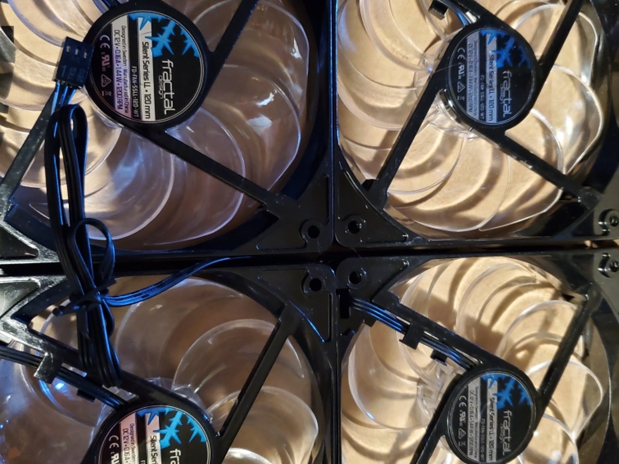 Bundle of (4) 120mm fans by fractal designs, has white LED lights