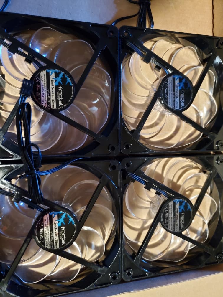 Bundle of (4) 120mm fans by fractal designs, has white LED lights