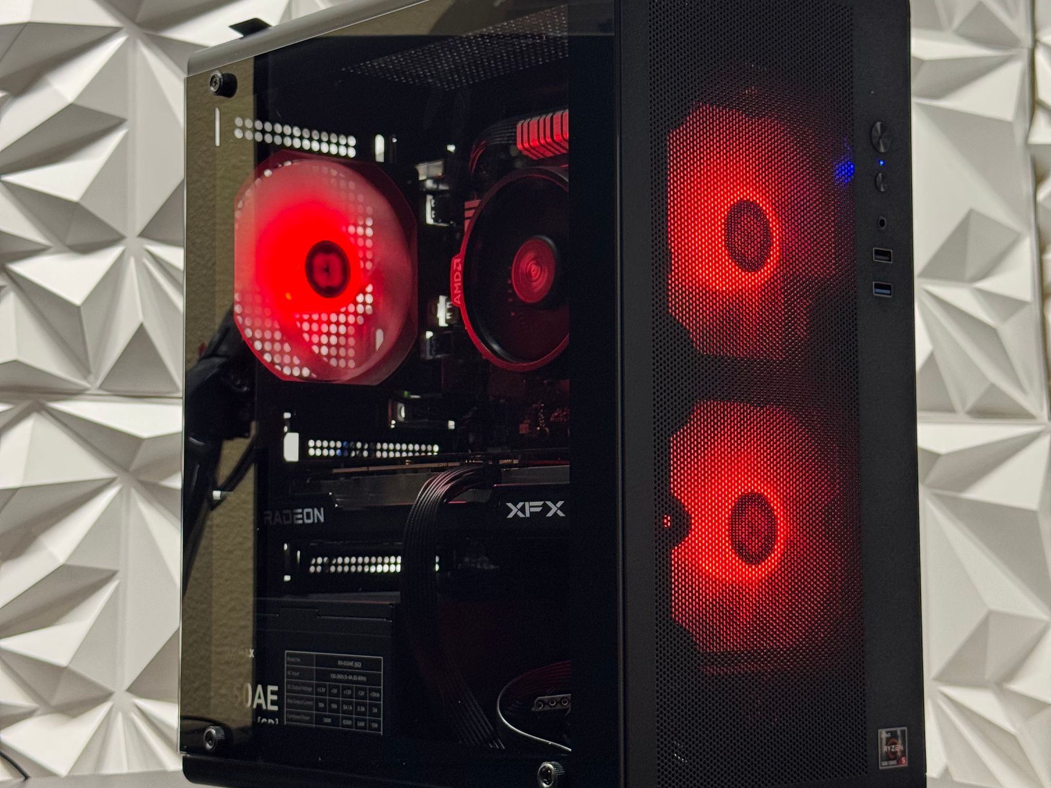 Rx 6600 / Ryzen 5 5500 / 16GB DDR4 Ram / 500GB Samsung SSD / Windows 11