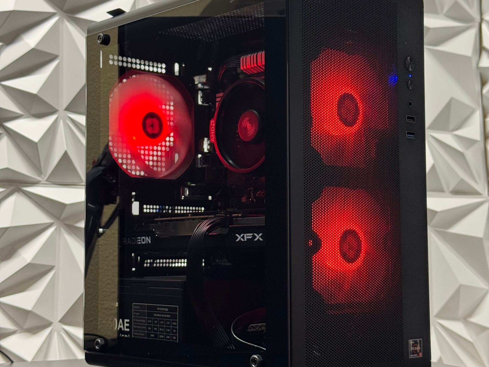 Rx 6600 / Ryzen 5 5500 / 16GB DDR4 Ram / 500GB Samsung SSD / Windows 11