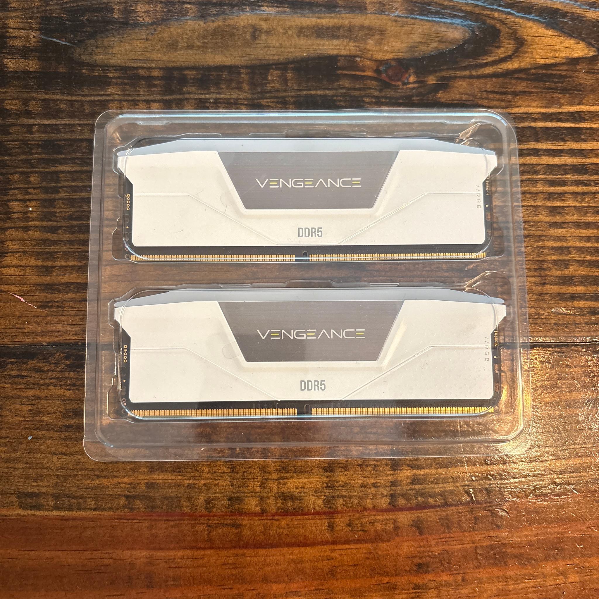 Used like new corsair vengeance 32gb ddr5 ram 6000Mhz cl36