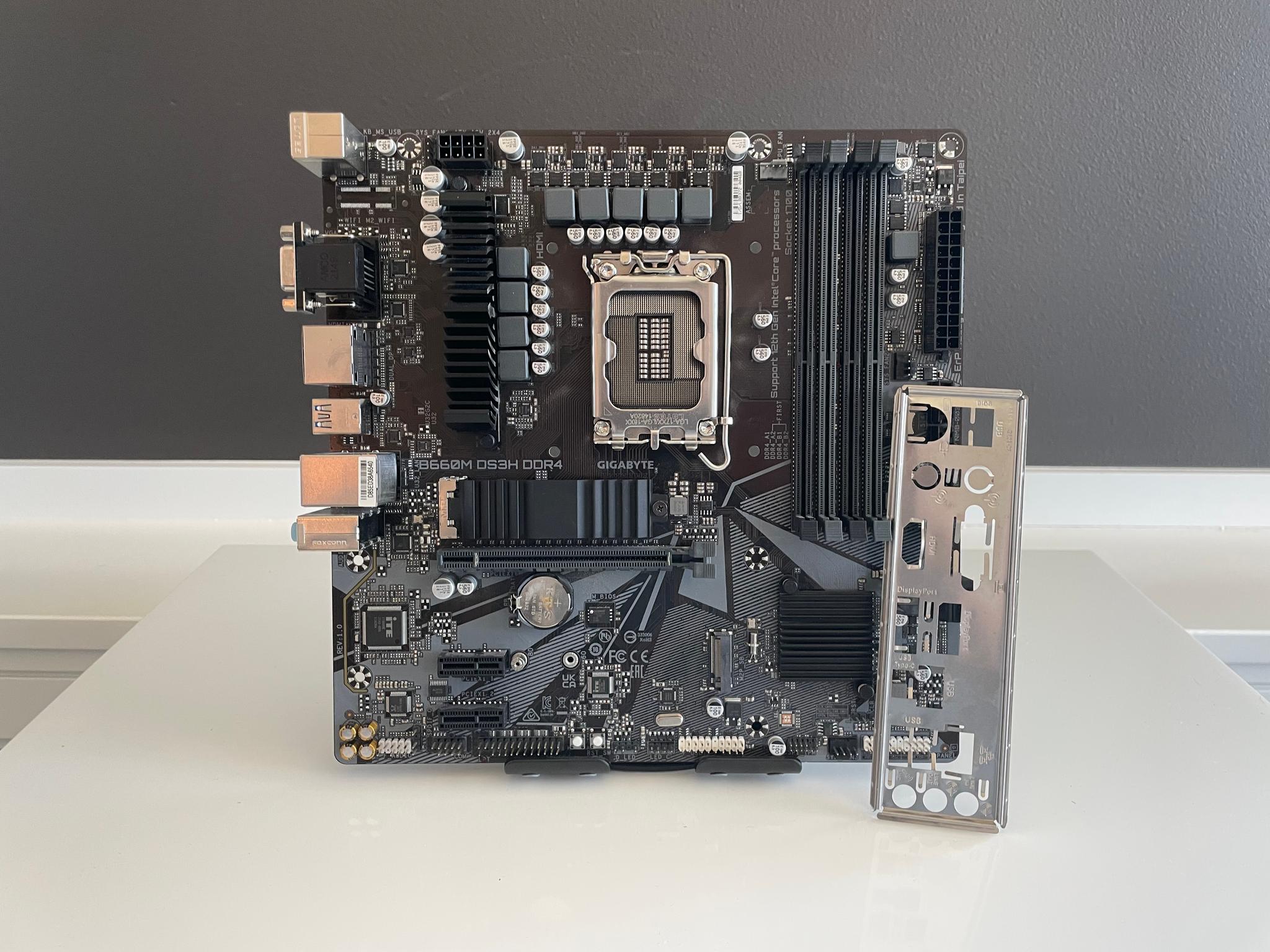 GIGABYTE B660M DS3H DDR4- FOR PARTS