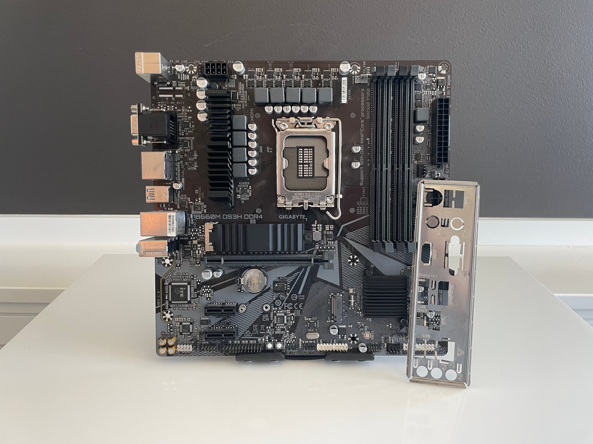 GIGABYTE B660M DS3H DD4- FOR PARTS