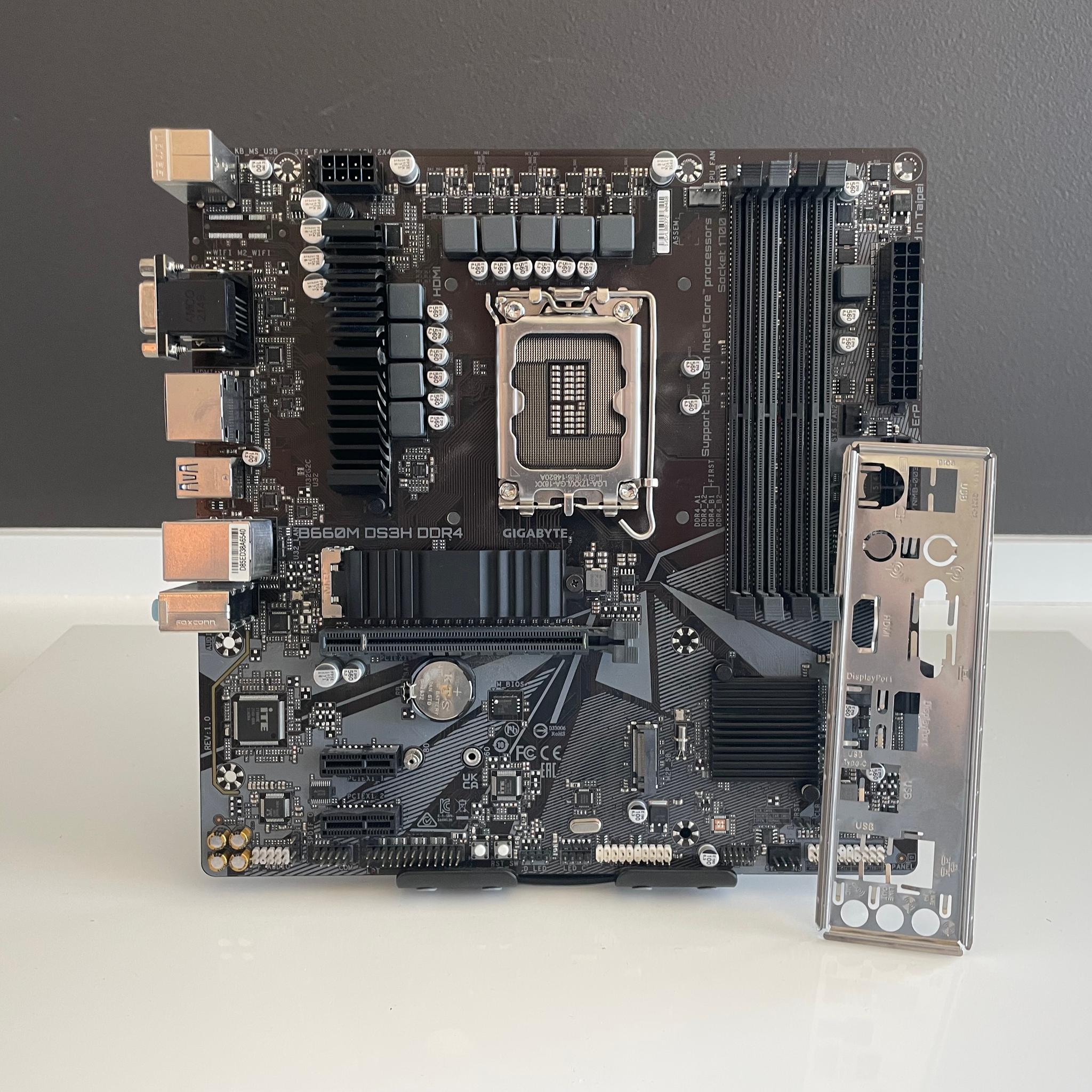GIGABYTE B660M DS3H DD4- FOR PARTS