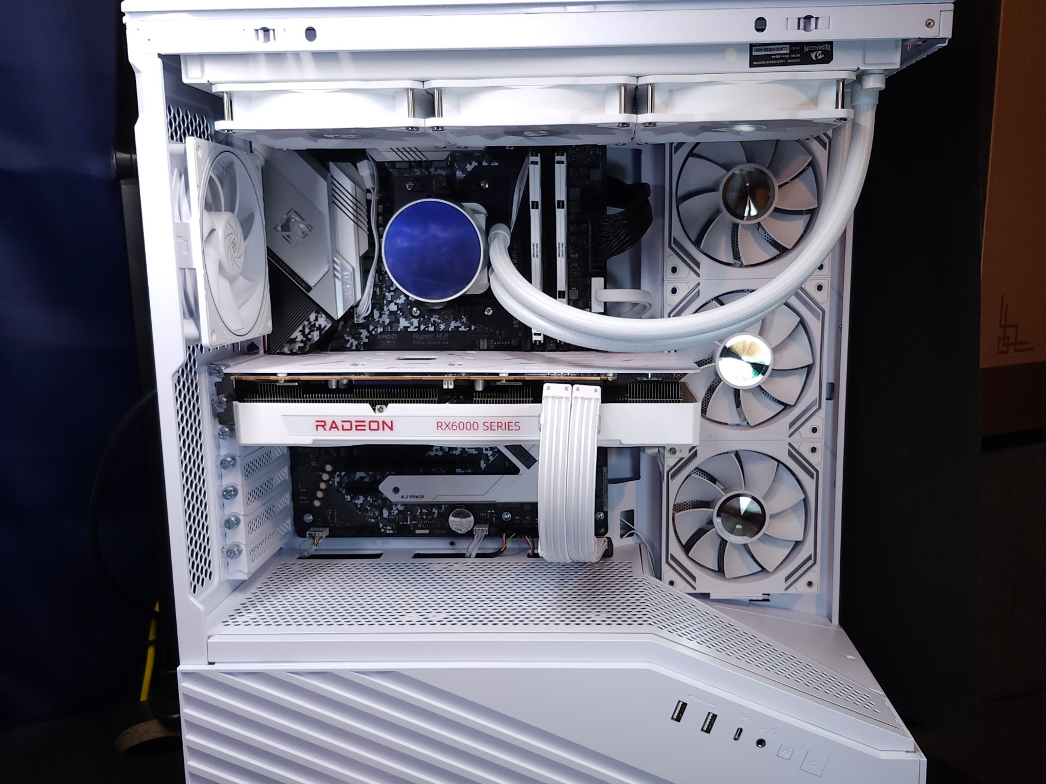 Tron Light Gaming - Ryzen 7 5800X | RX 6800