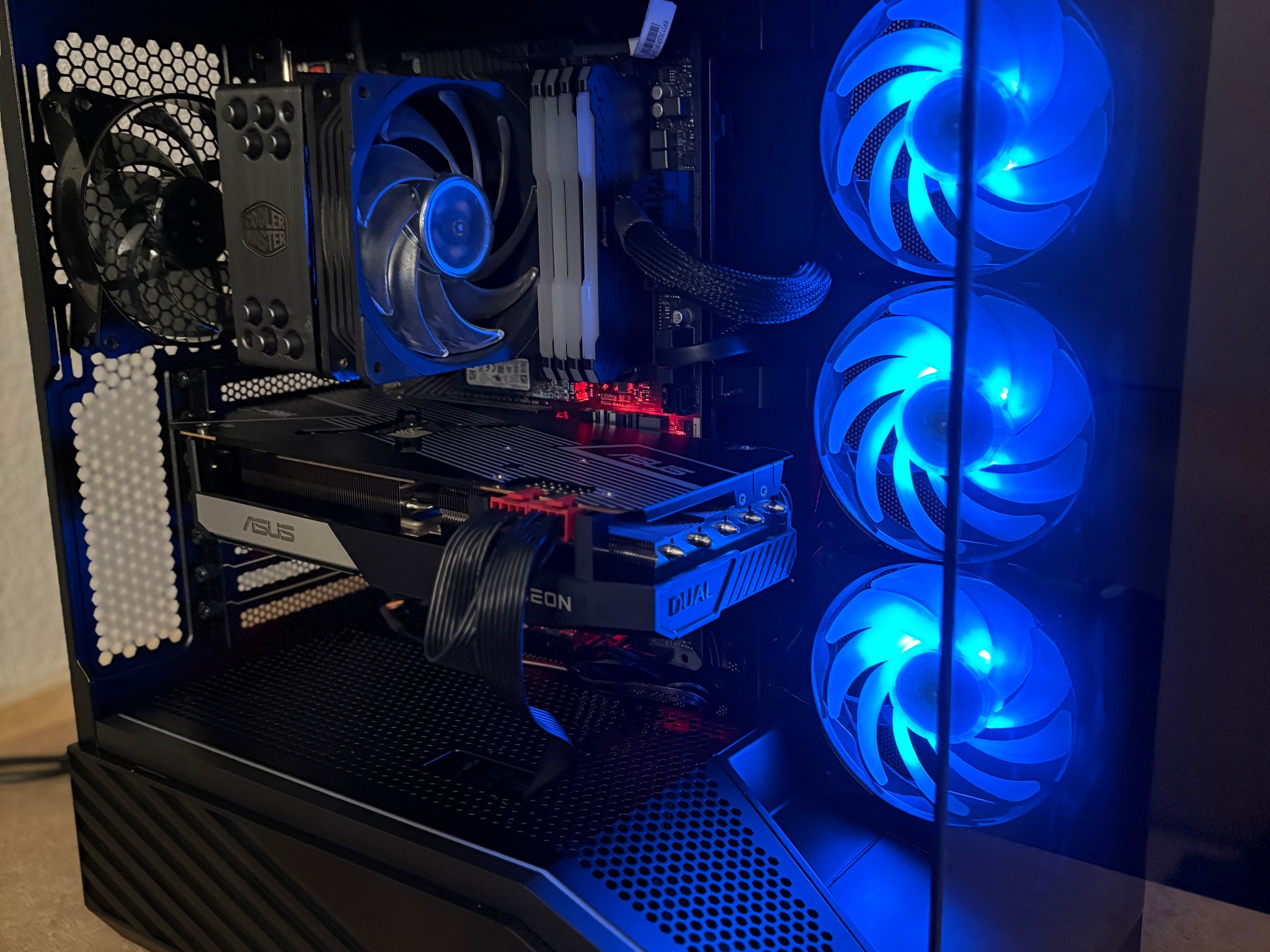 R7 5800X / RX 6750 XT / 32GB RAM / 512GB M.2 SSD