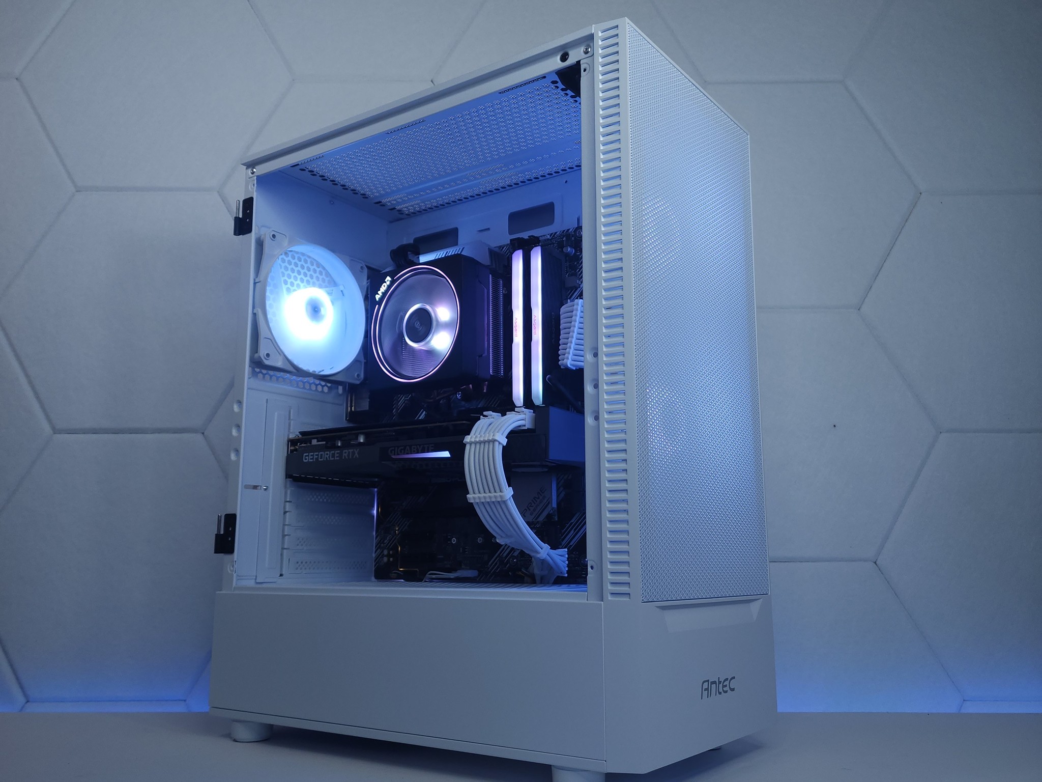 💙🤍RTX 3070 | Ryzen 5 5600G | 16GB 3200MHz | 1TB NVMe SSD