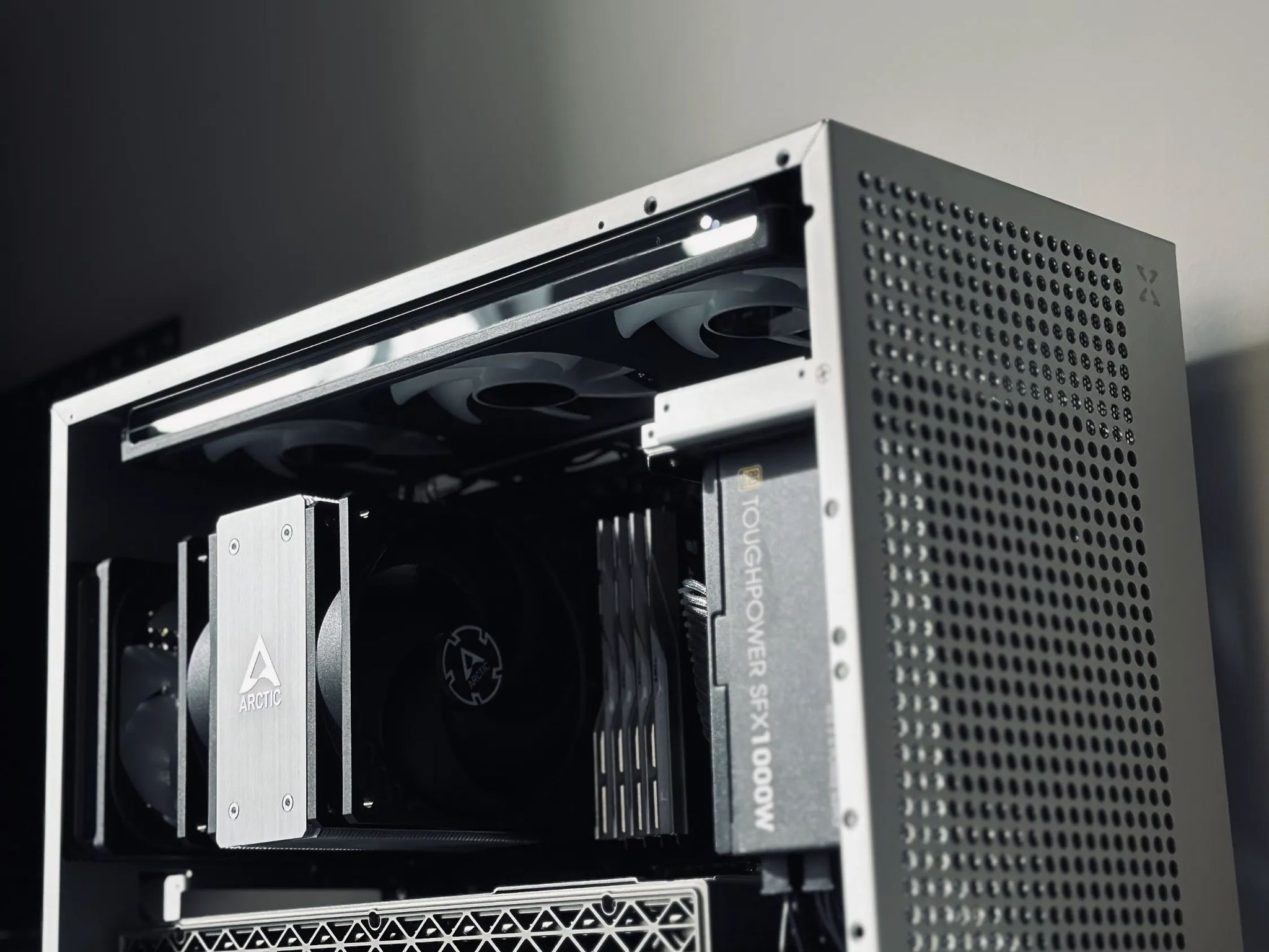Platinum Minimal SFF PC Build (7800X3D + 9070XT)
