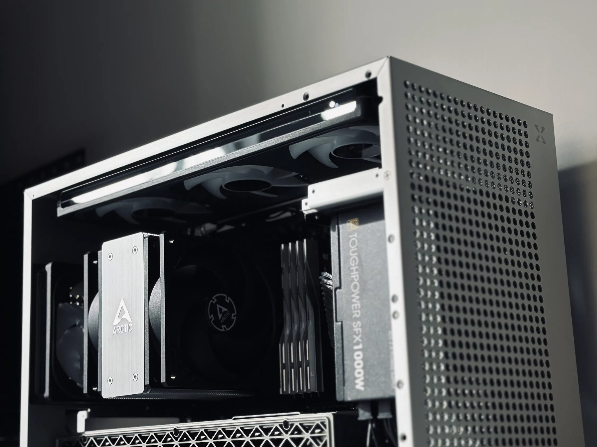 Platinum Minimal SFF PC Build (7800X3D + 9070XT)