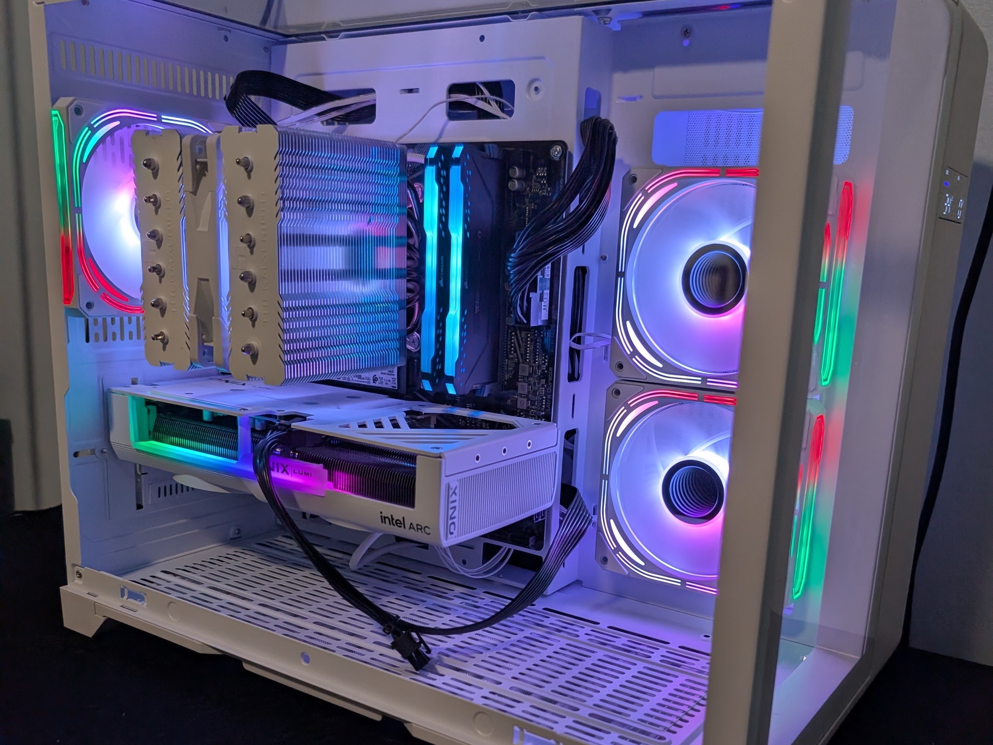 White Compact Gaming PC Arc B580-Ryzen 7 5700x-32GB DDR4 3200-1 TB NVME