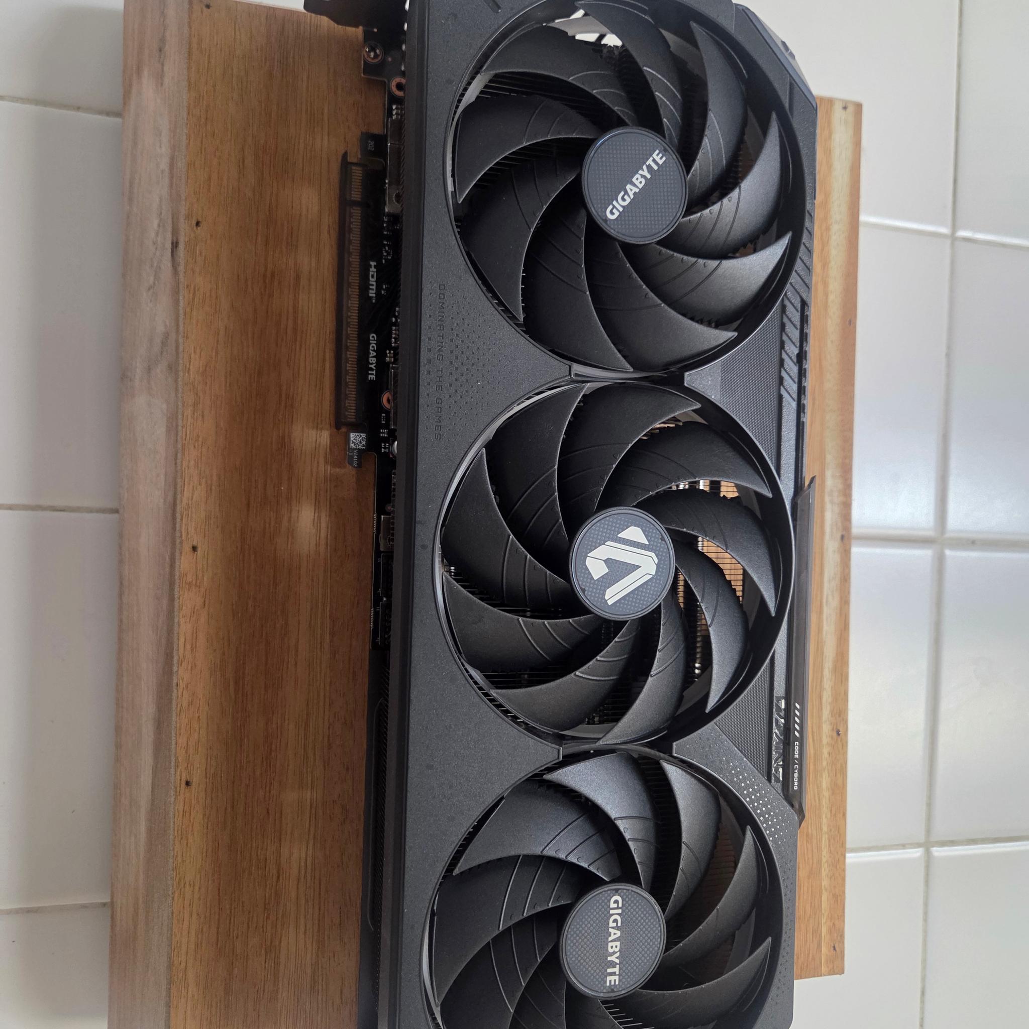 GIGABYTE GeForce RTX 5080 GAMING OC 16G
