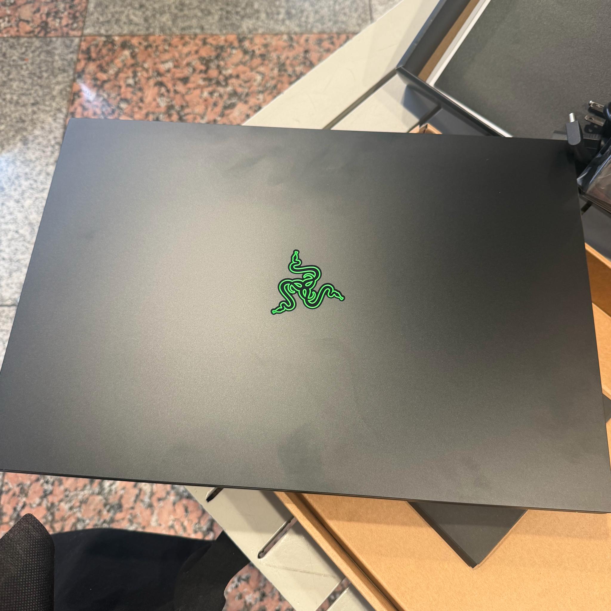 Razer Blade 18 240Hz UHD+ 2.7 GHz Ultra 9 275HX 32GB 1TB SSD NVIDIA RTX 5070 Ti