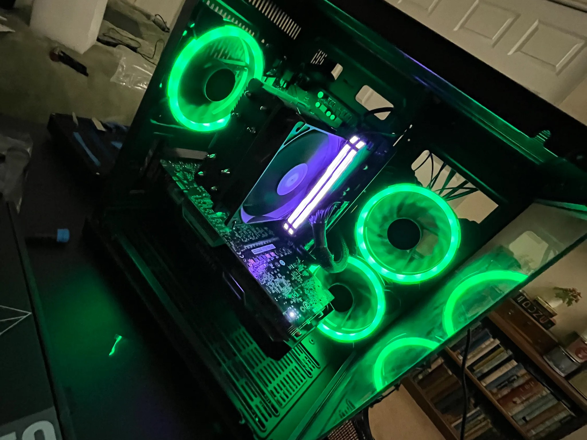 NEW!! GTX 1070 // Ryzen 3600 // 16GB Corsair Vengeance Ram // 500 GB SSD // Controllable RGB