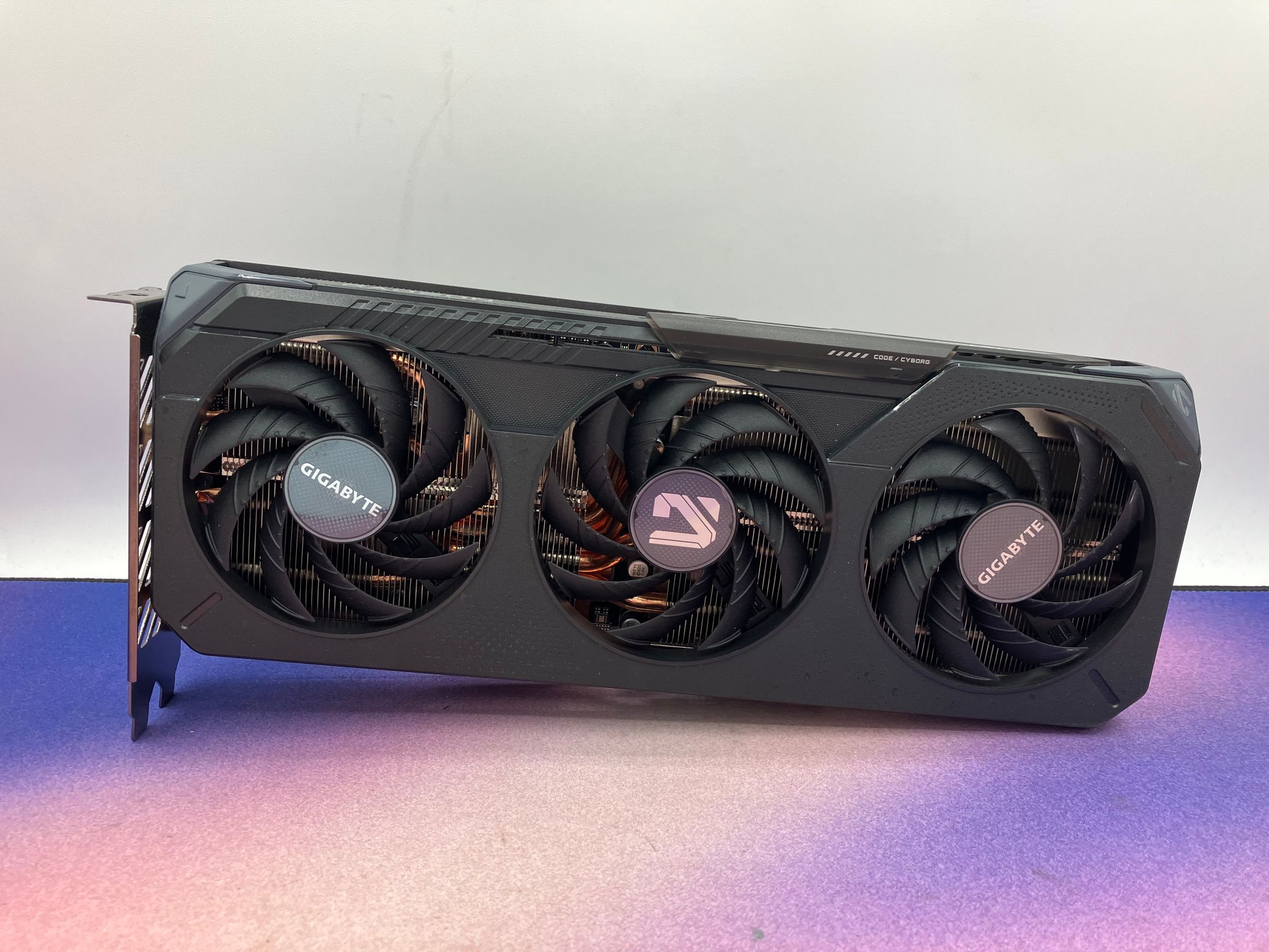GIGABYTE Radeon RX 9060 XT GAMING OC 16G