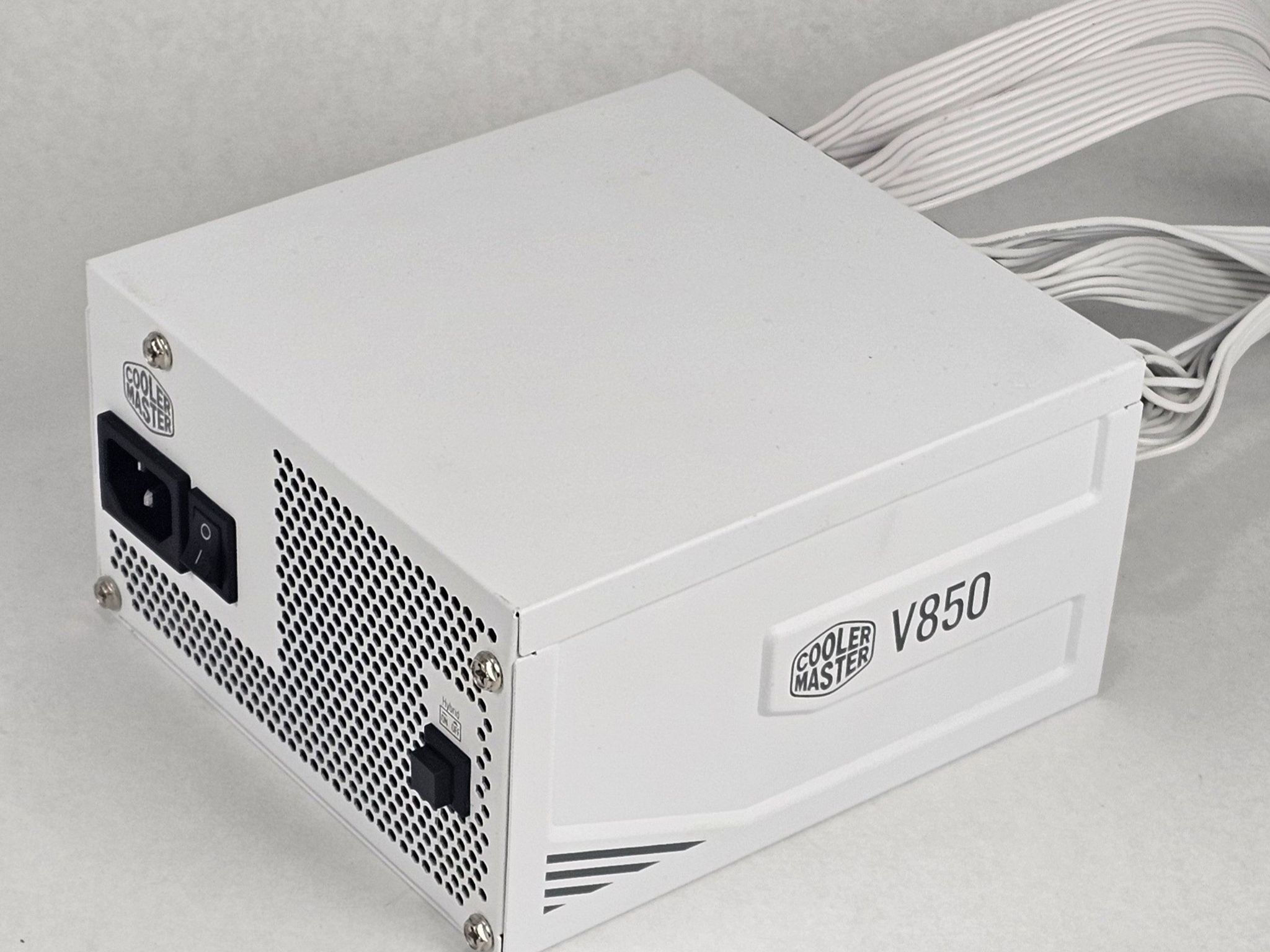 White 850 Watt PSU Cooler Master V850 Power Supply