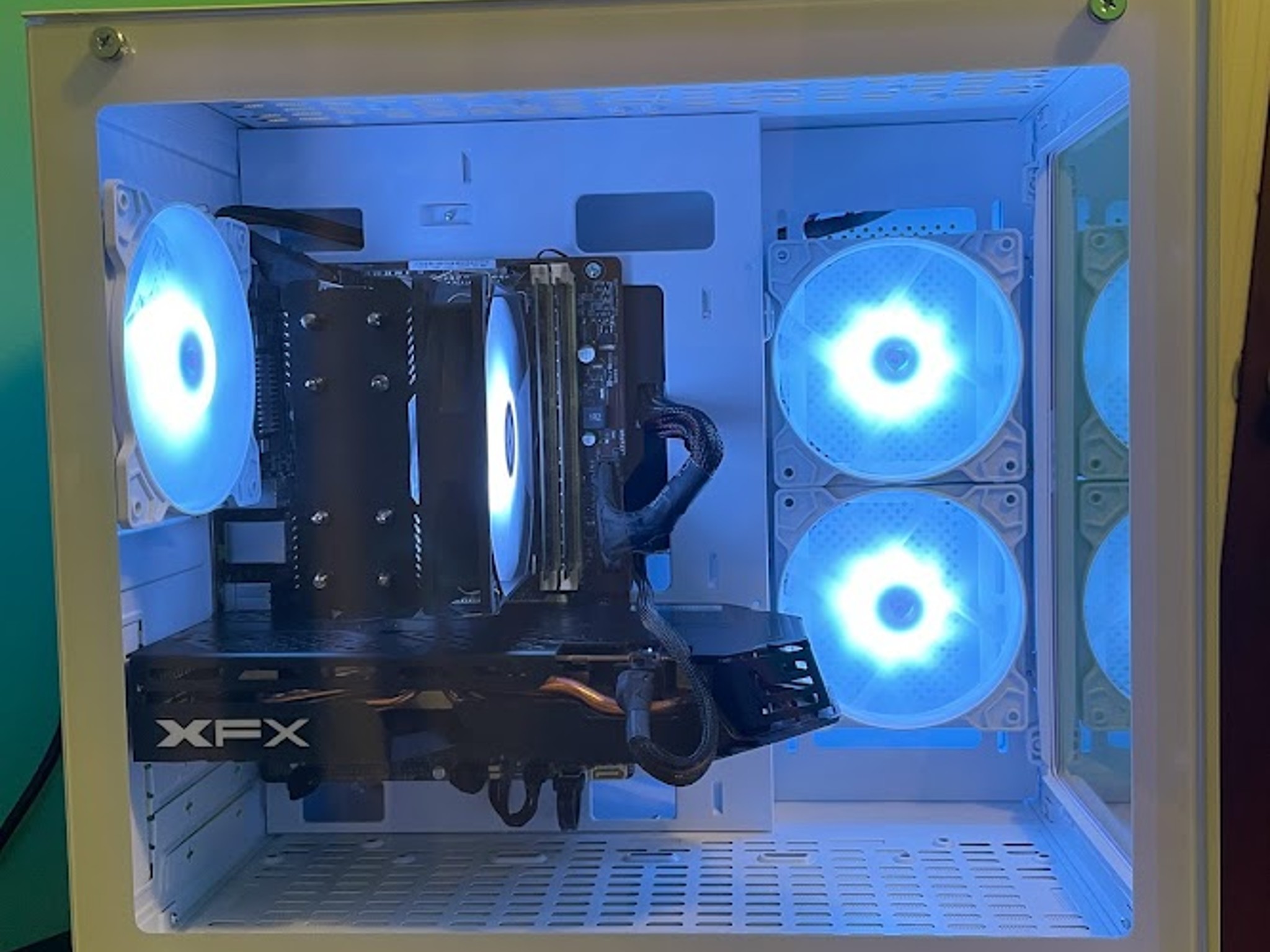 CLEAN White Gaming PC| Intel i5 / Amd RX580 / 8GB / 500GB SSD Win 10 Pro WiFi