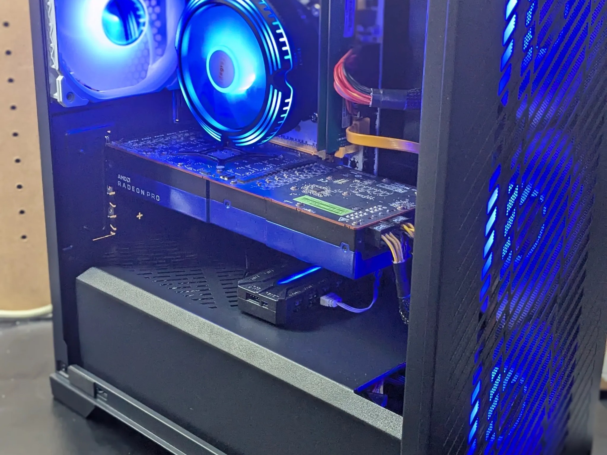 Workstation Gamer | 8 Core Xeon (same as i7), 32GB RAM, 8GB AMD W5700, 480GB SSD, Win11, RGB, Wifi