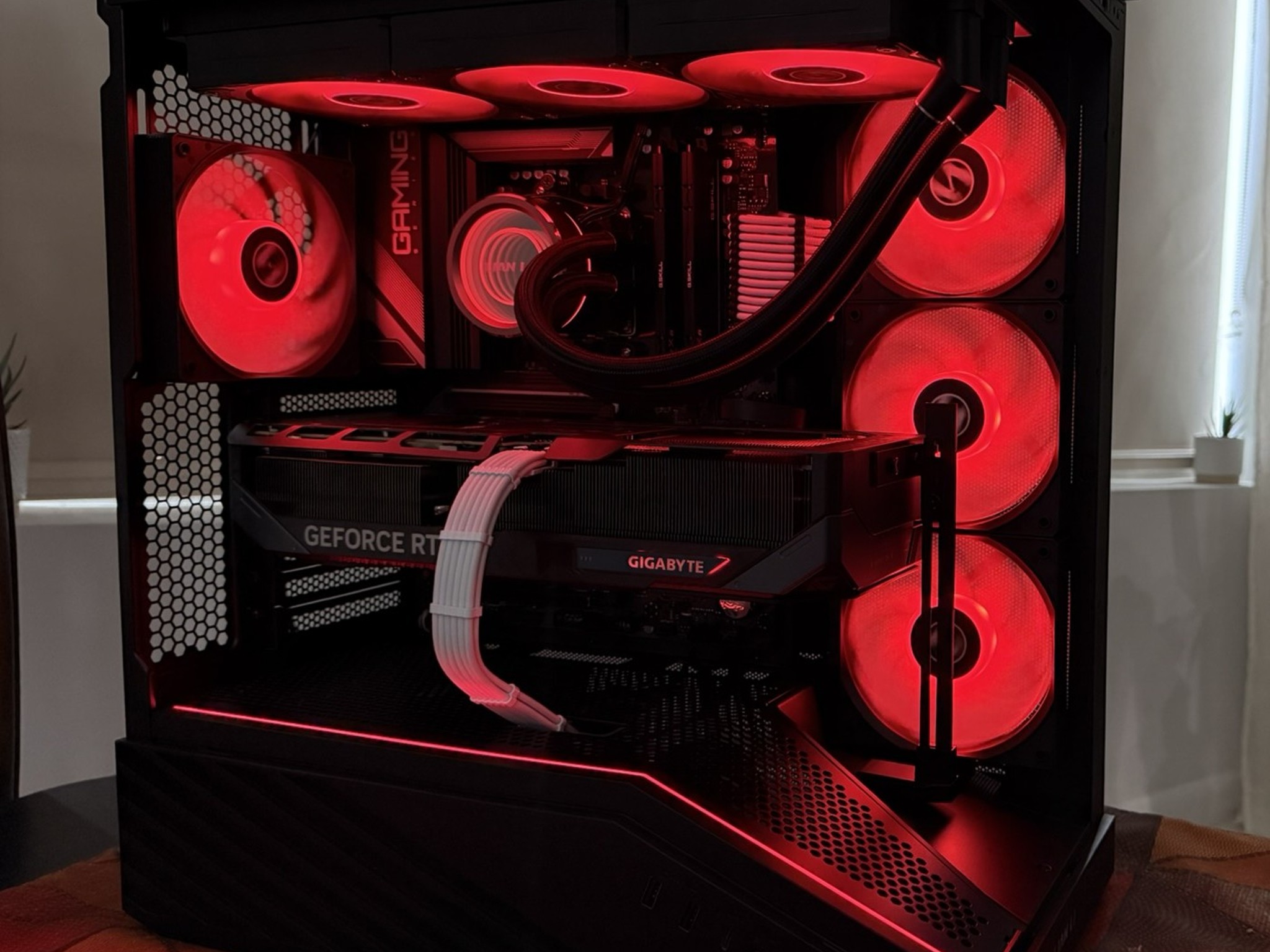 GeForce RTX 5070 Ti Lian Li Gaming PC - Ryzen 5 7600X3D, 32GB RAM, 1TB NVMe SSD