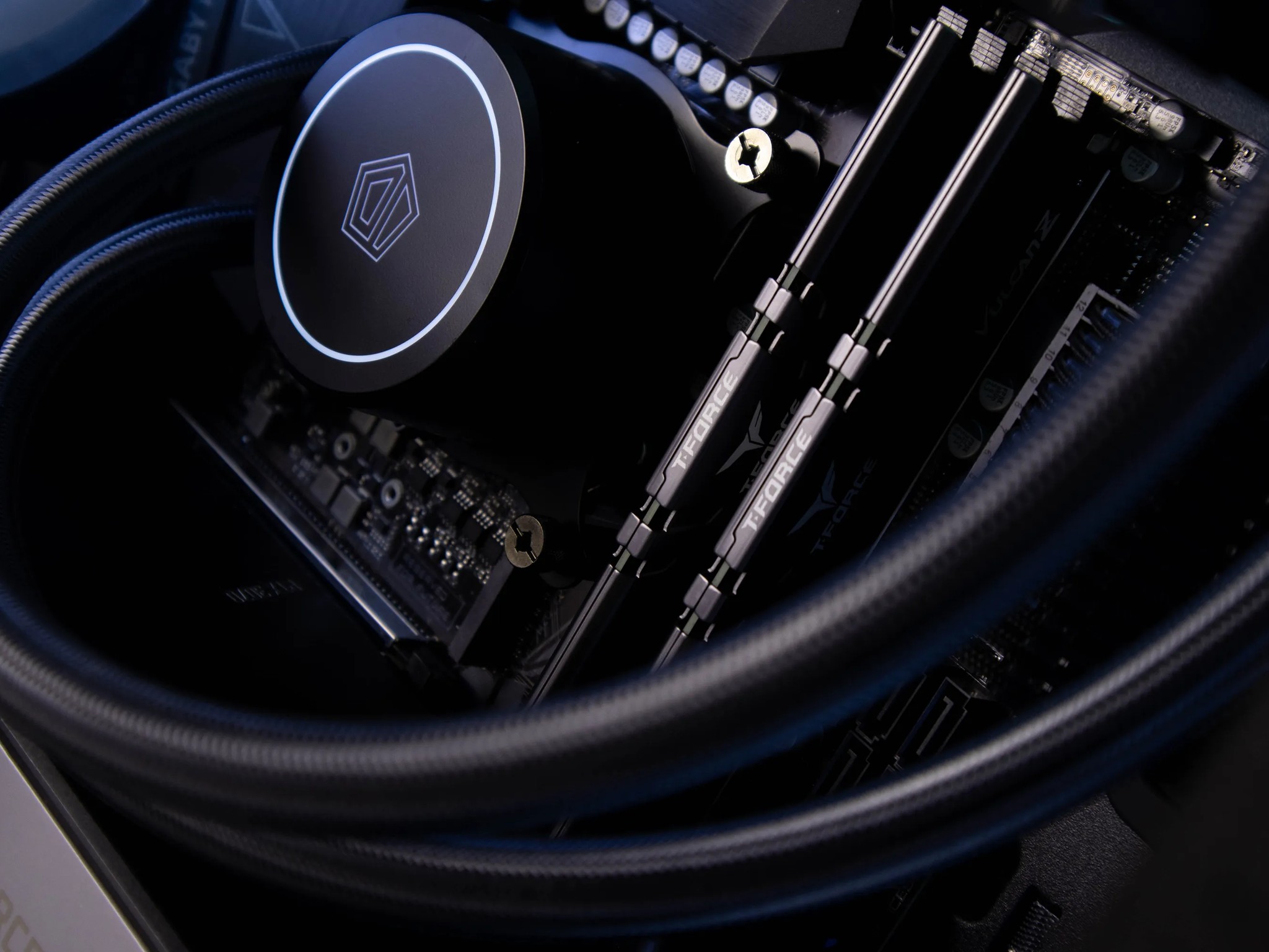 Black Magic (RTX 3070 FE | Intel i5-10600 | 16gb RAM)