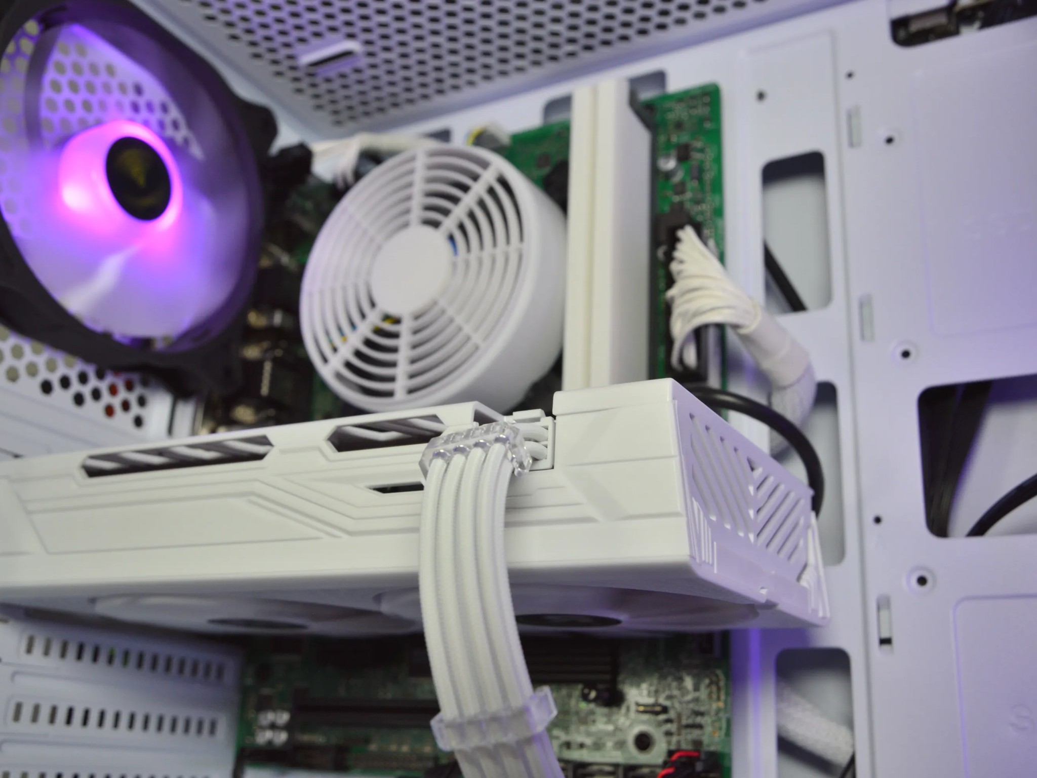 🟣⚪| RX 580 8GB | INTEL i5 8400 | 16GB DDR4 RAM | 512GB NVME SSD | Royal Snow 2.0 |