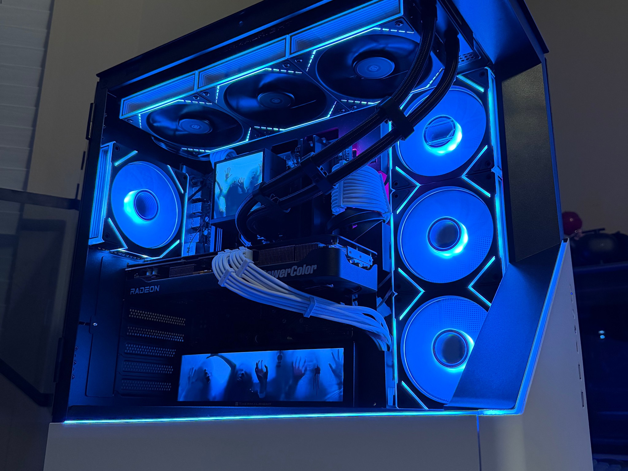 ❄️ Ryzen 7 9700X + RX 9070 GRE 12GB | 32GB DDR5 | 1TB NVMe | 360mm LCD AIO | 9” Display | Wi-Fi | Wi