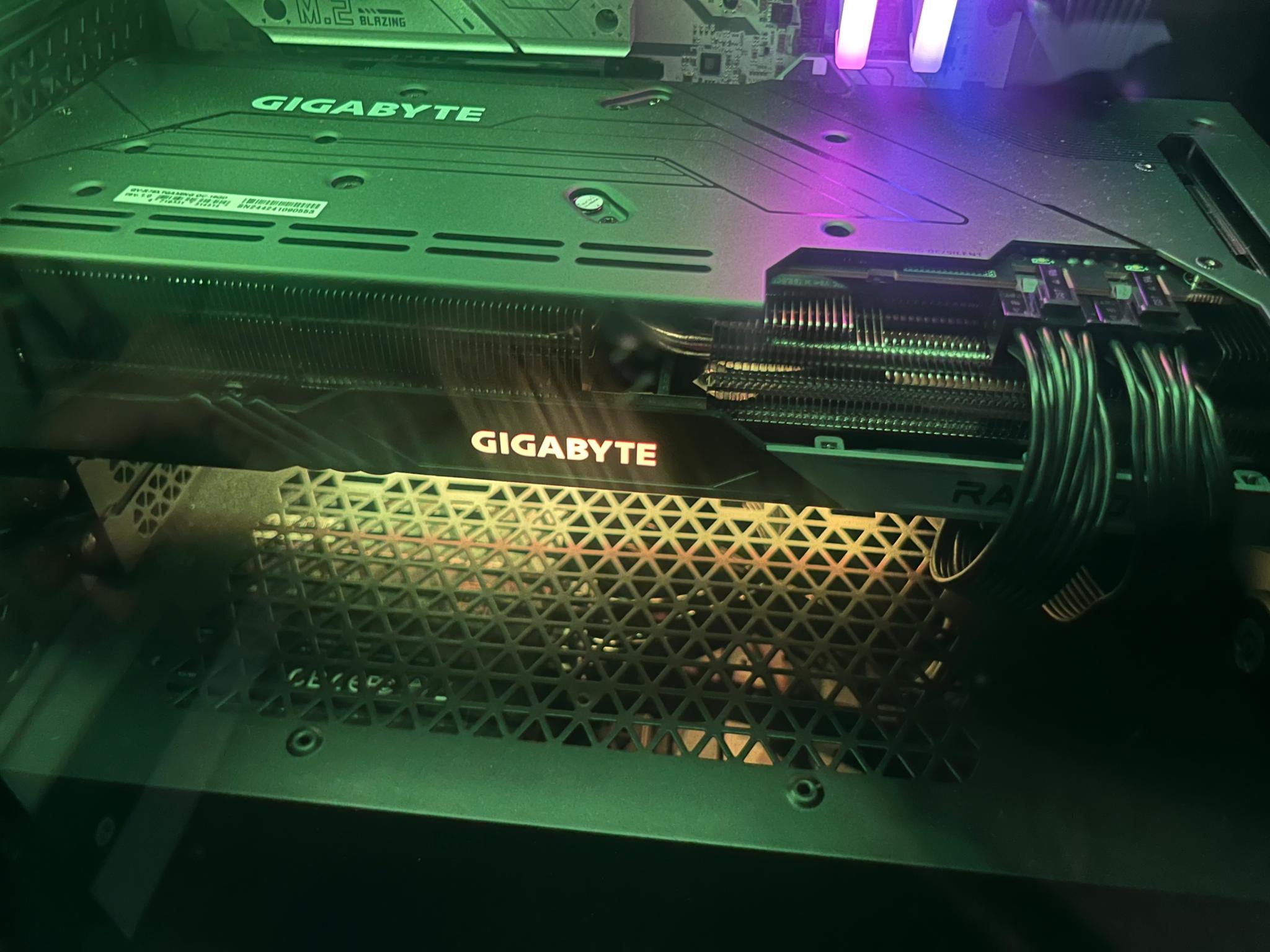 Gigabyte Radeon RX 7800 XT 16GB graphics card in like-new condition. Never been overclocked.