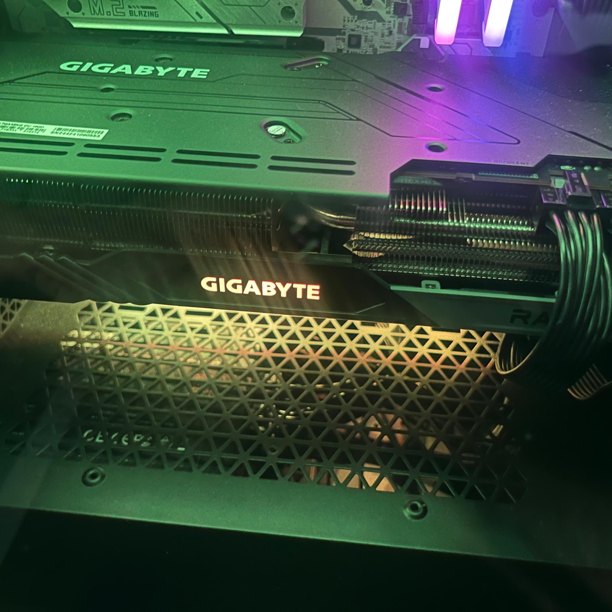 Gigabyte Radeon RX 7800 XT 16GB graphics card in like-new condition. Never been overclocked.