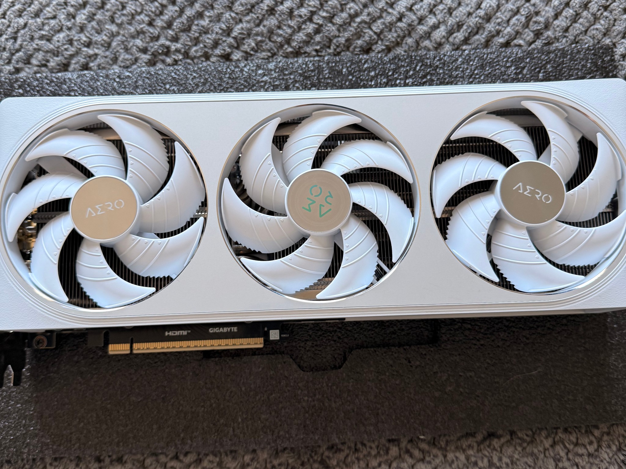 GIGABYTE GeForce RTX 5070 AERO OC 12G