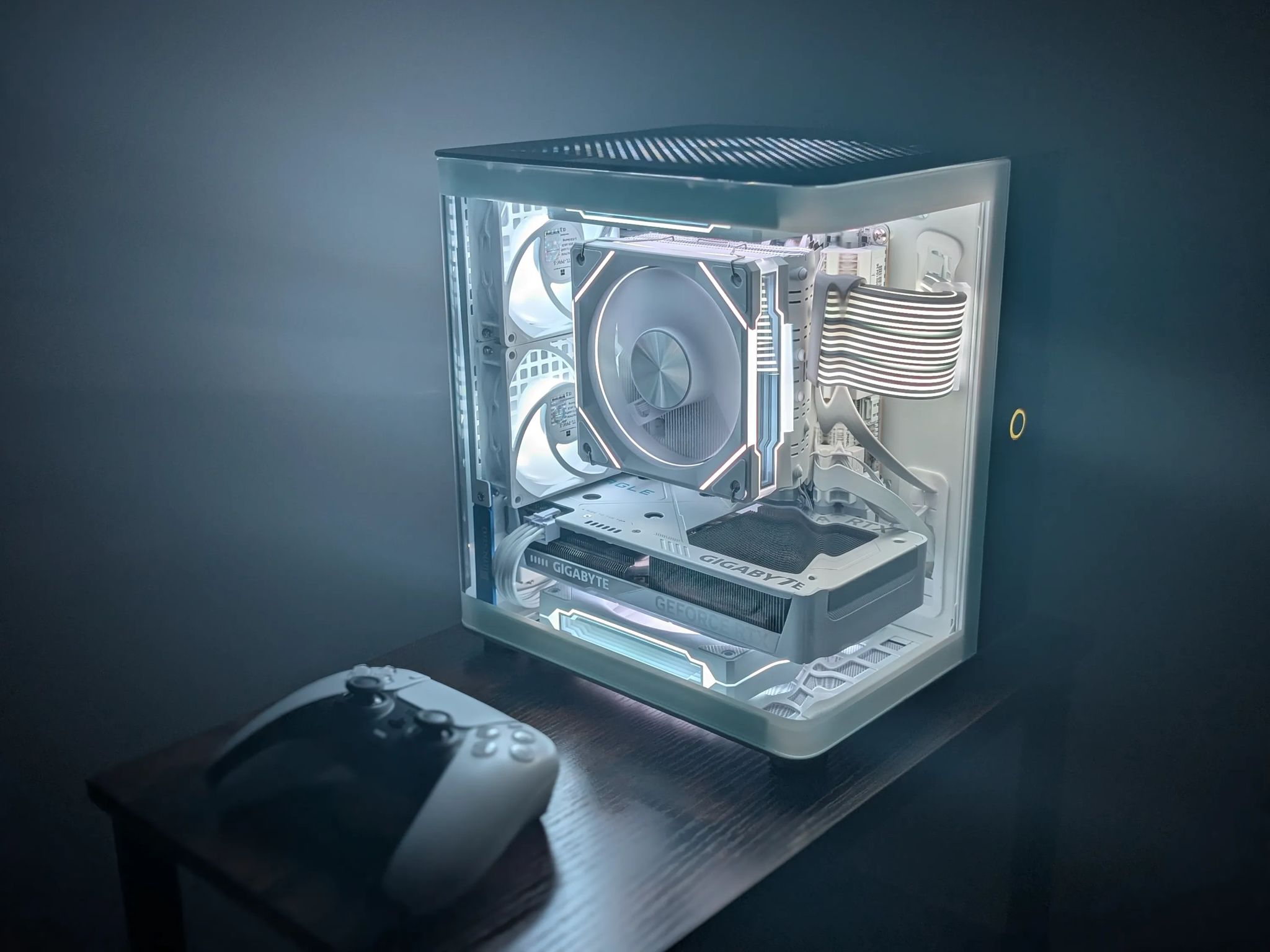 Mini ITX tiny fishtank! 5060 Ti 16GB + 9600X