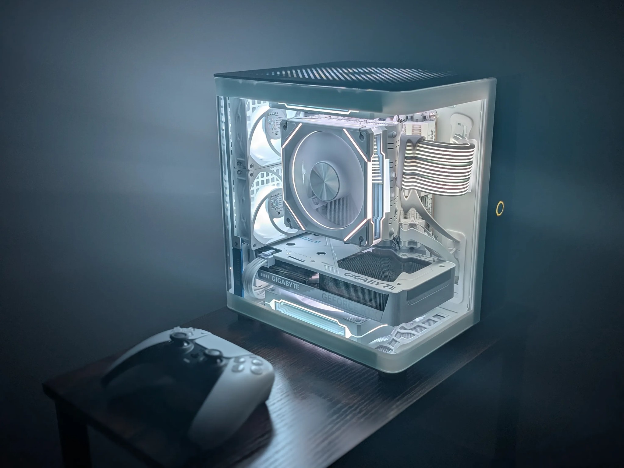 Mini ITX tiny fishtank! 5060 Ti 16GB + 9600X