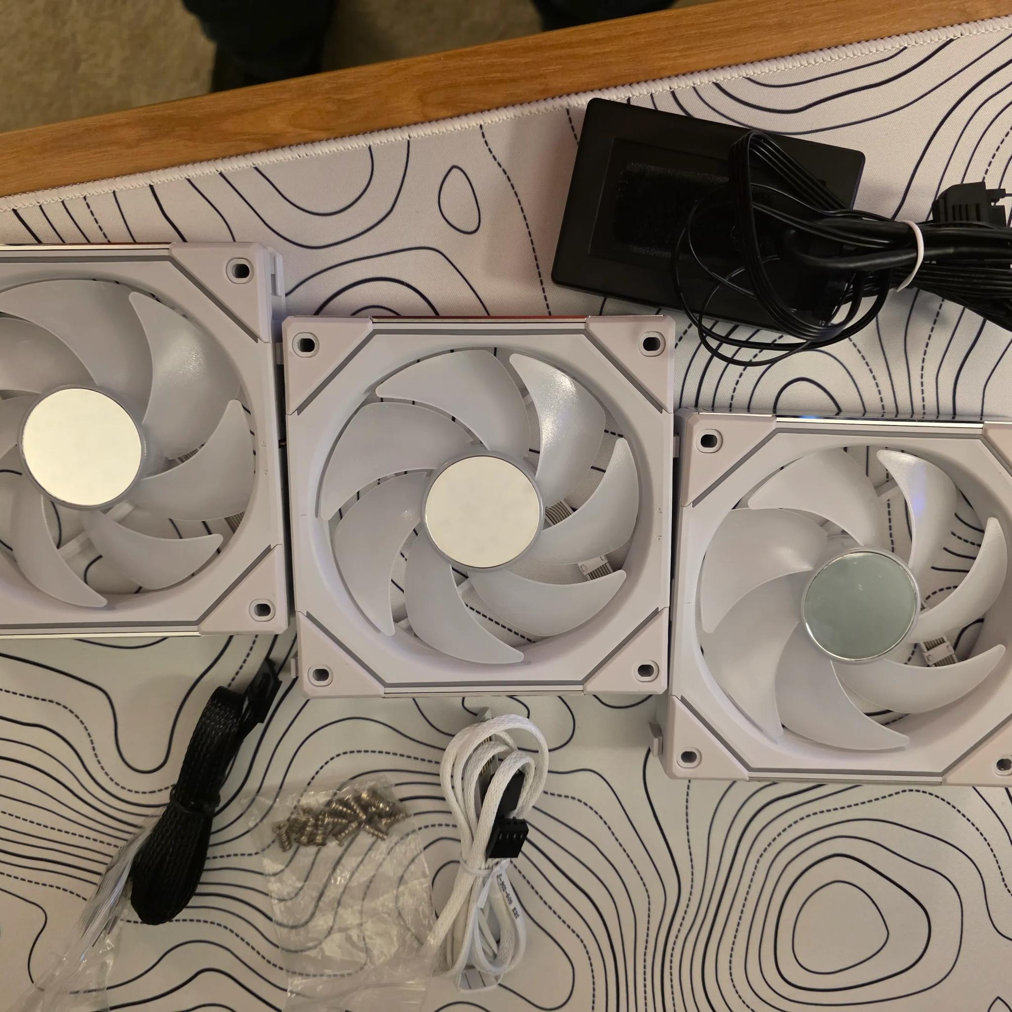 Lian Li UNI Fan SL Infinity Fluid Dynamic Bearing 120mm Case Fan - 3 Pack W/ Controller  (WHITE)