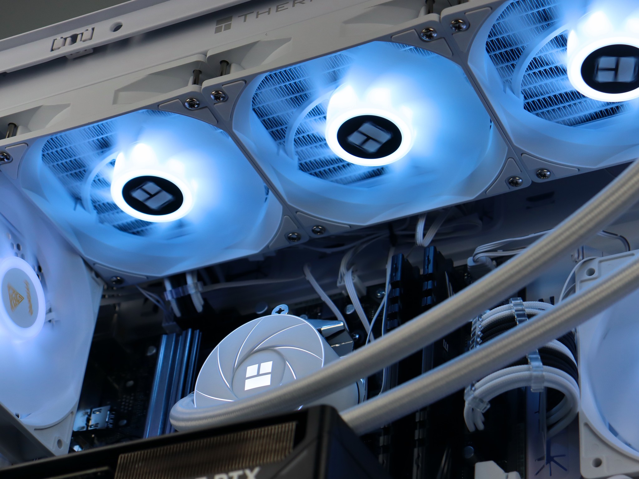 🧊❄️🧊 White Gaming PC – RTX 5060 TI, Ryzen 7 5800XT, 32GB RAM, 1TB SSD - WiFi 🧊❄️🧊